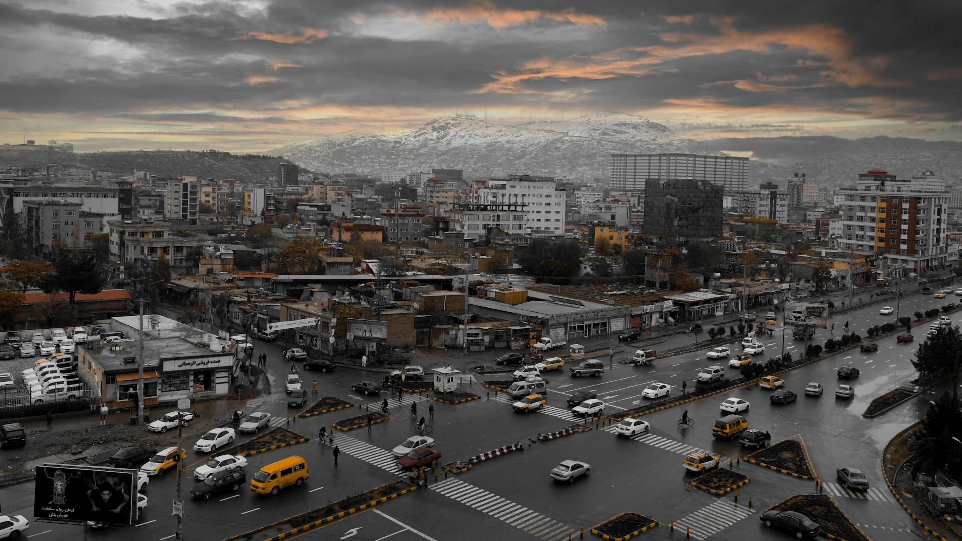 Flygfoto över stad och väg i Afghanistan