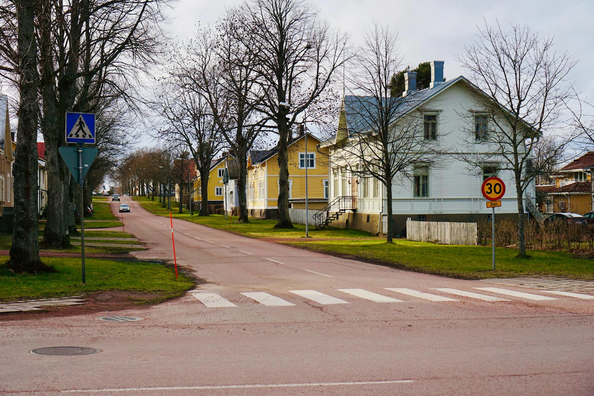 Lösa träd vid hus på Åland