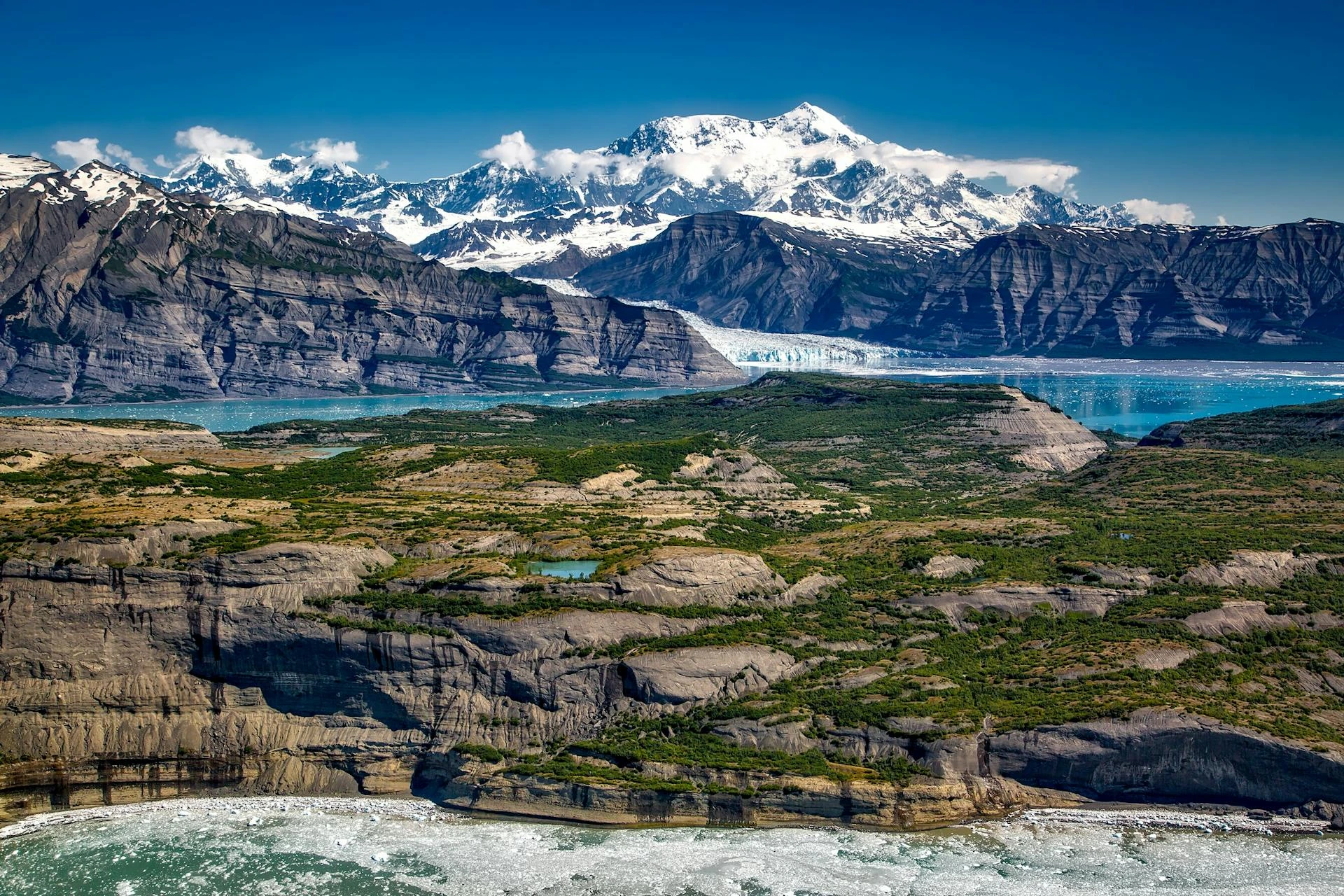 Vatten mellan bergen i Alaska
