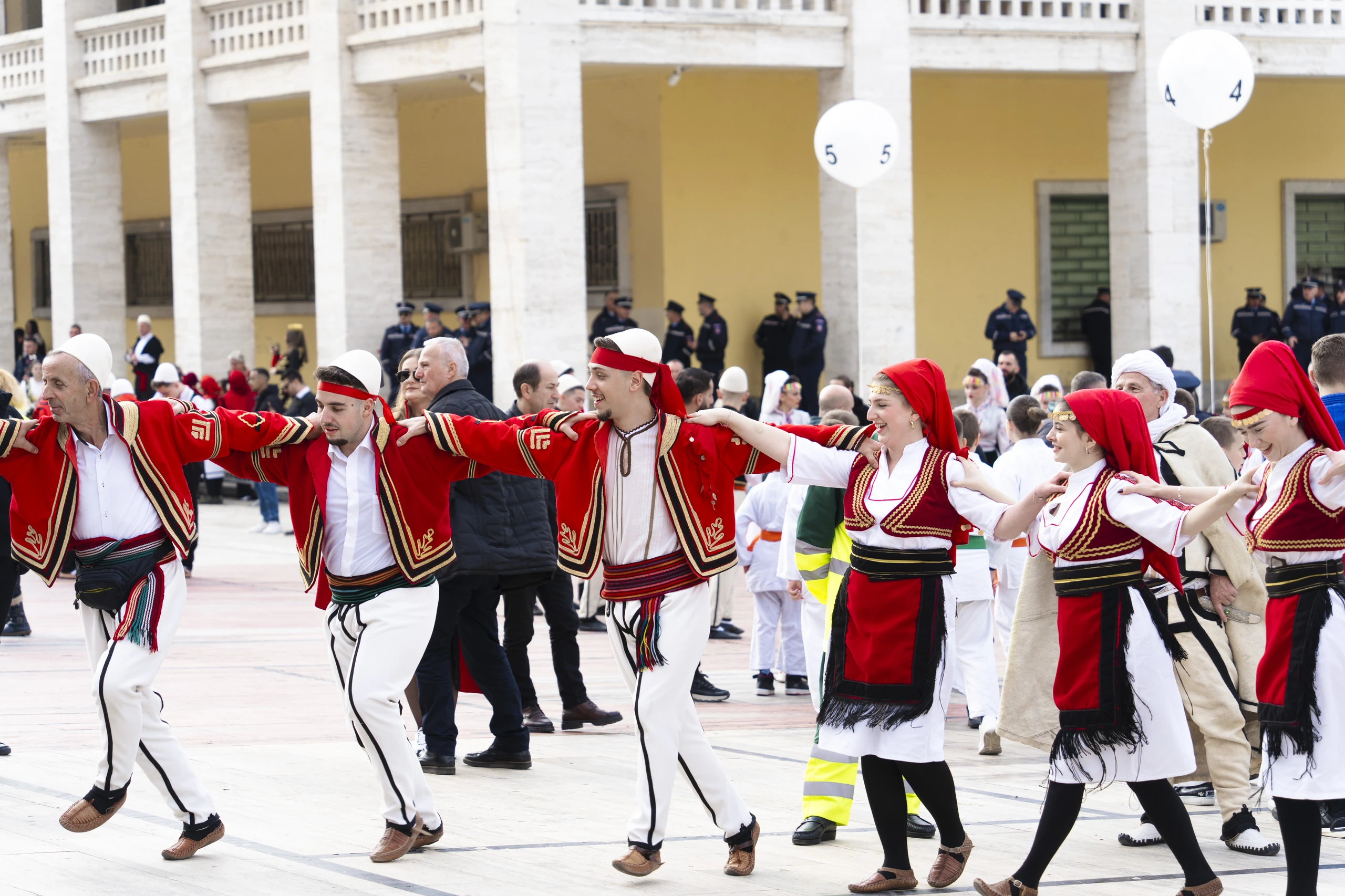 Albansk folkdräkt vid festligheter, Albanien