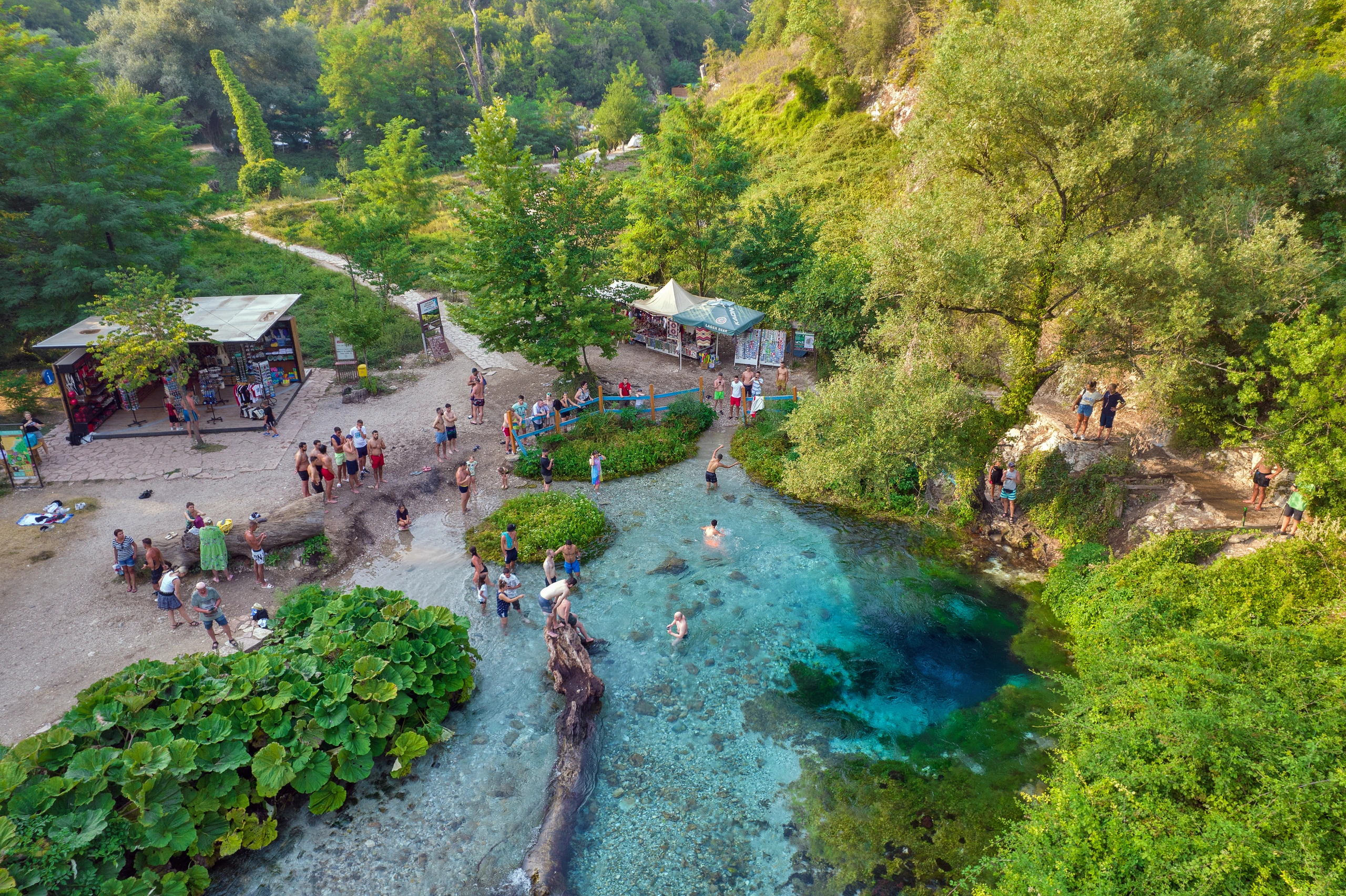 Flygfoto av Blue Eye vattenkälla, Albanien