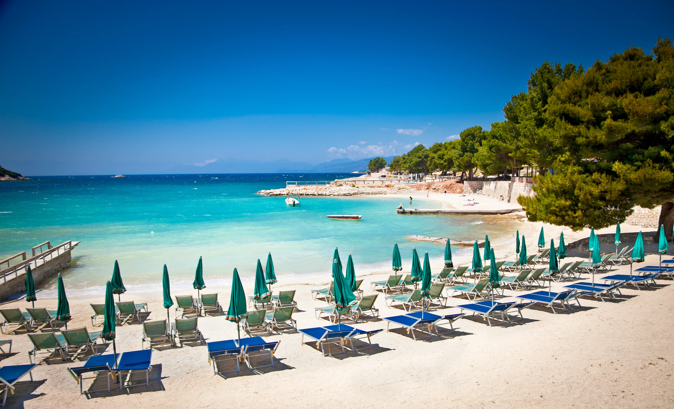 Vacker strand i Ksamil, Albanien