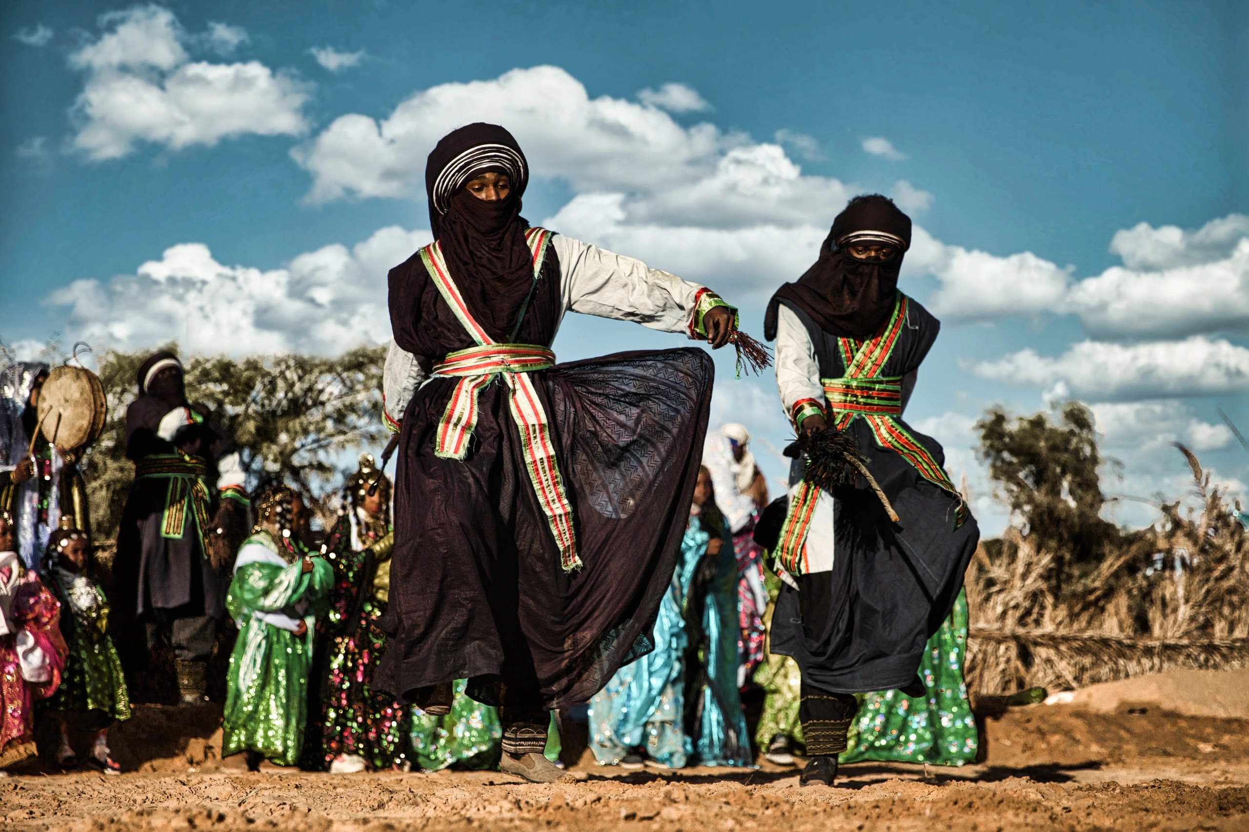 Tuareg män dansar traditionellt, Algeriet