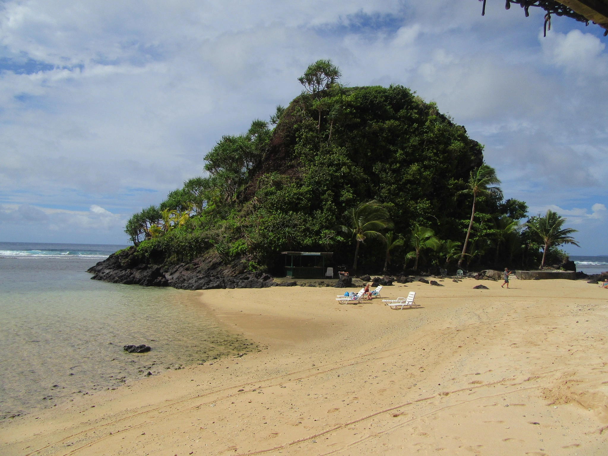 Klippa på Two Dollar Beach, Amerikanska Samoa