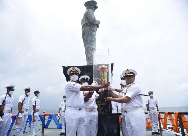 Swarnim Vijay Victory Flame vid Lone Sailor-statyn, Andamanerna och Nikobarerna