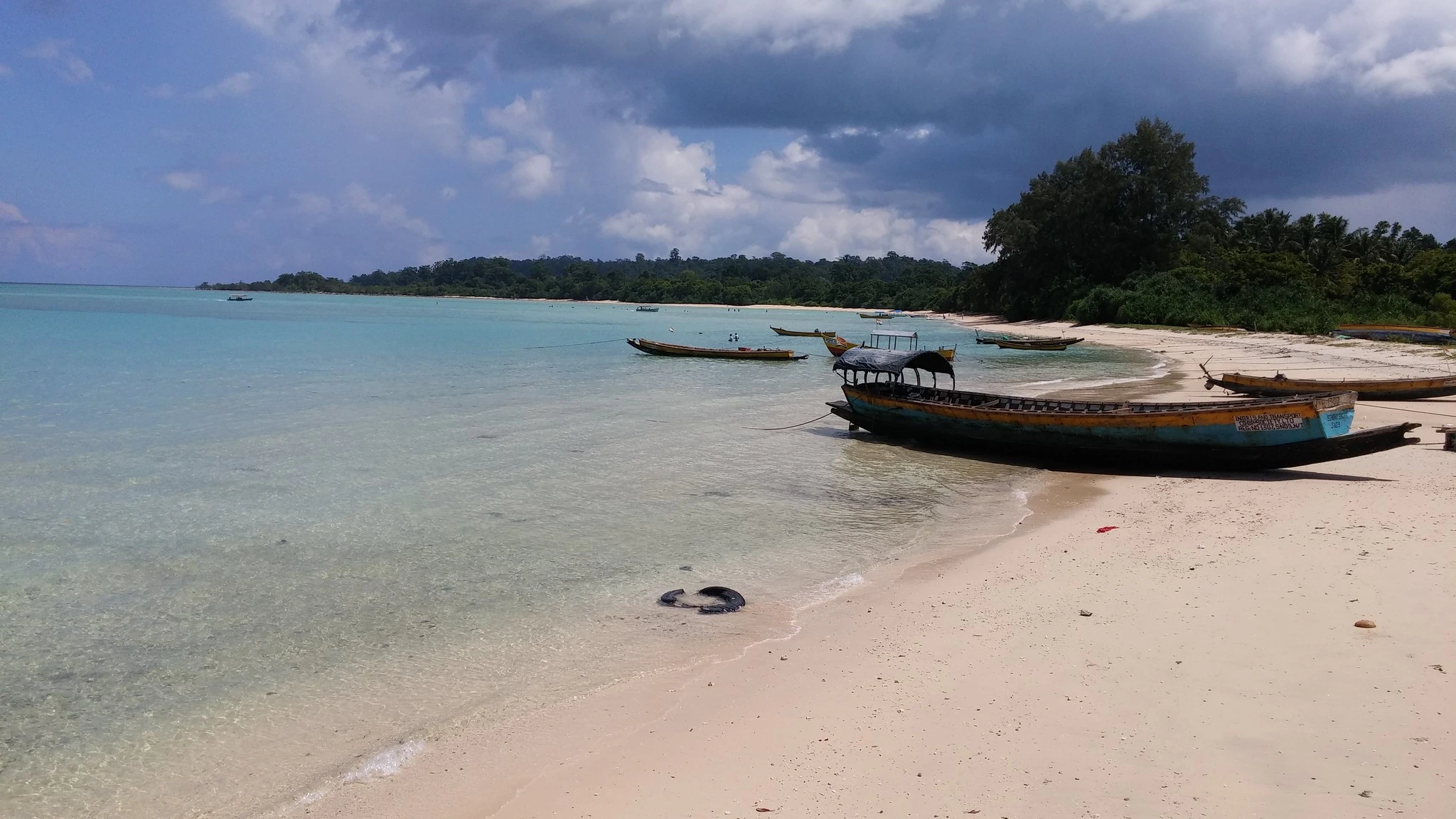 Båtar vid Bharatpur Beach, Neil Island, Andamanerna och Nikobarerna