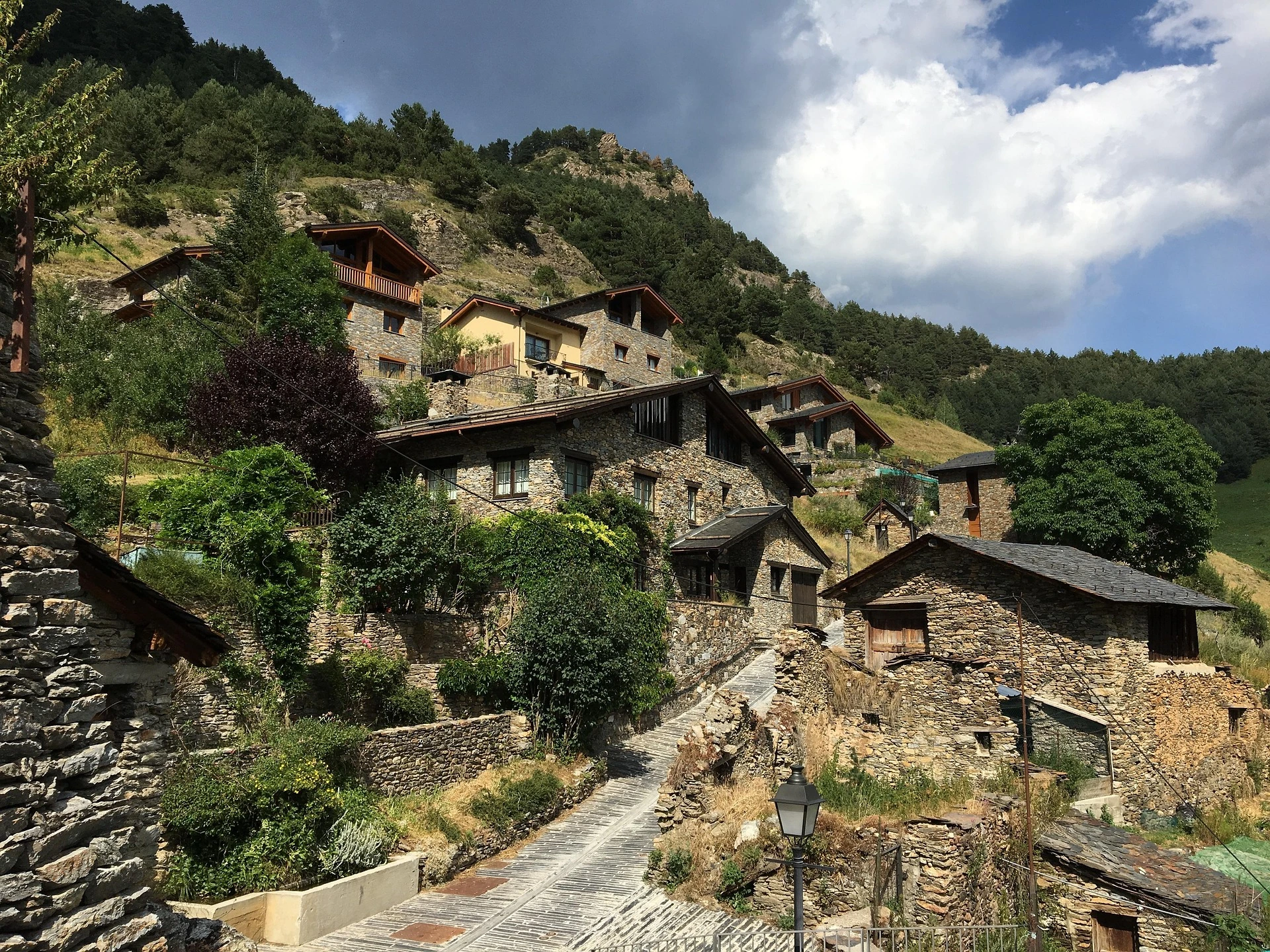 Andorra, stenhus i landskapet