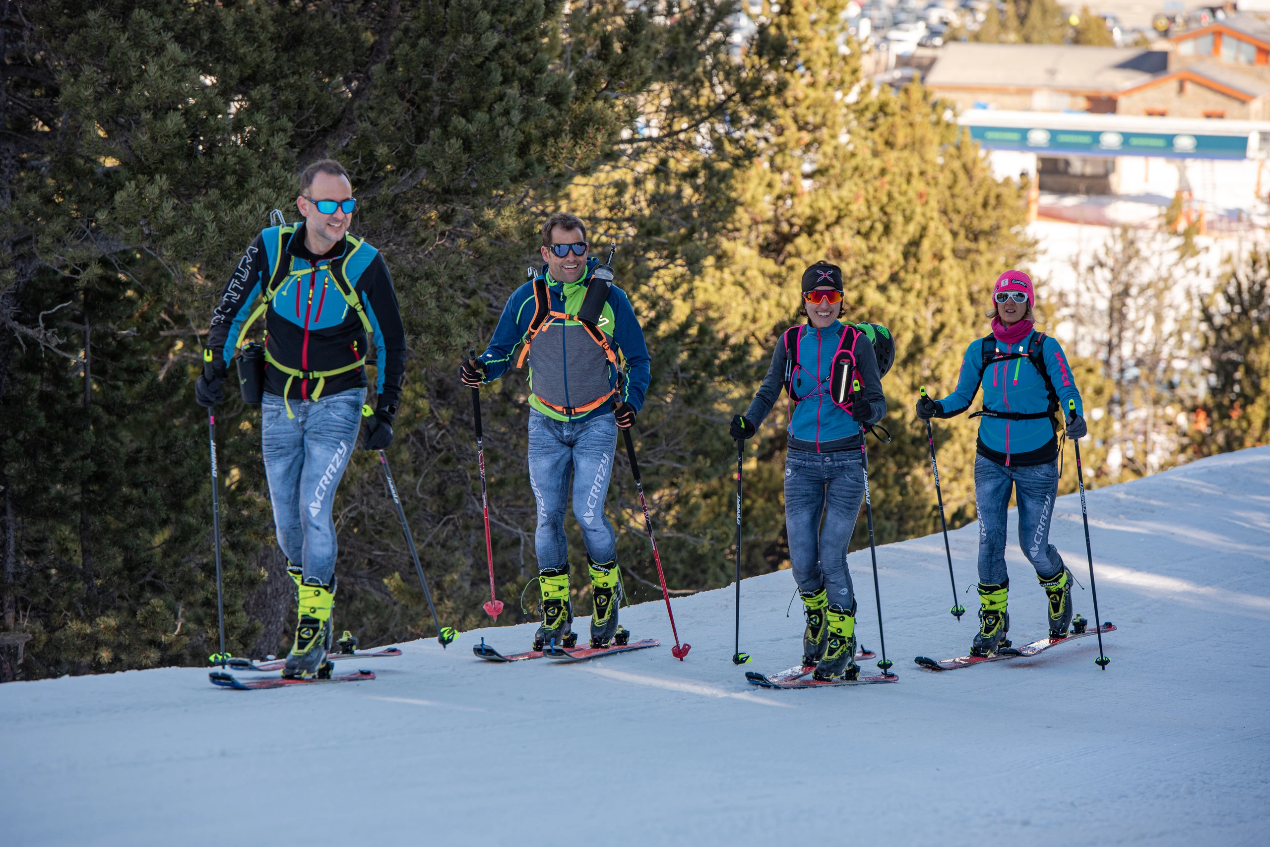 Skidåkare i Andorras skogar