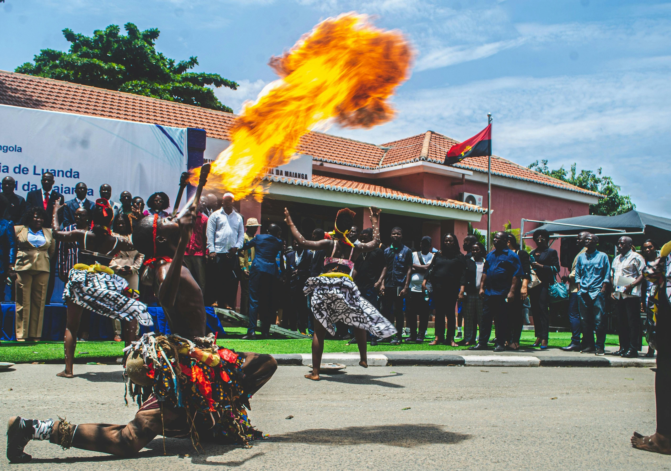 Traditionell eldans i Luanda, Angola