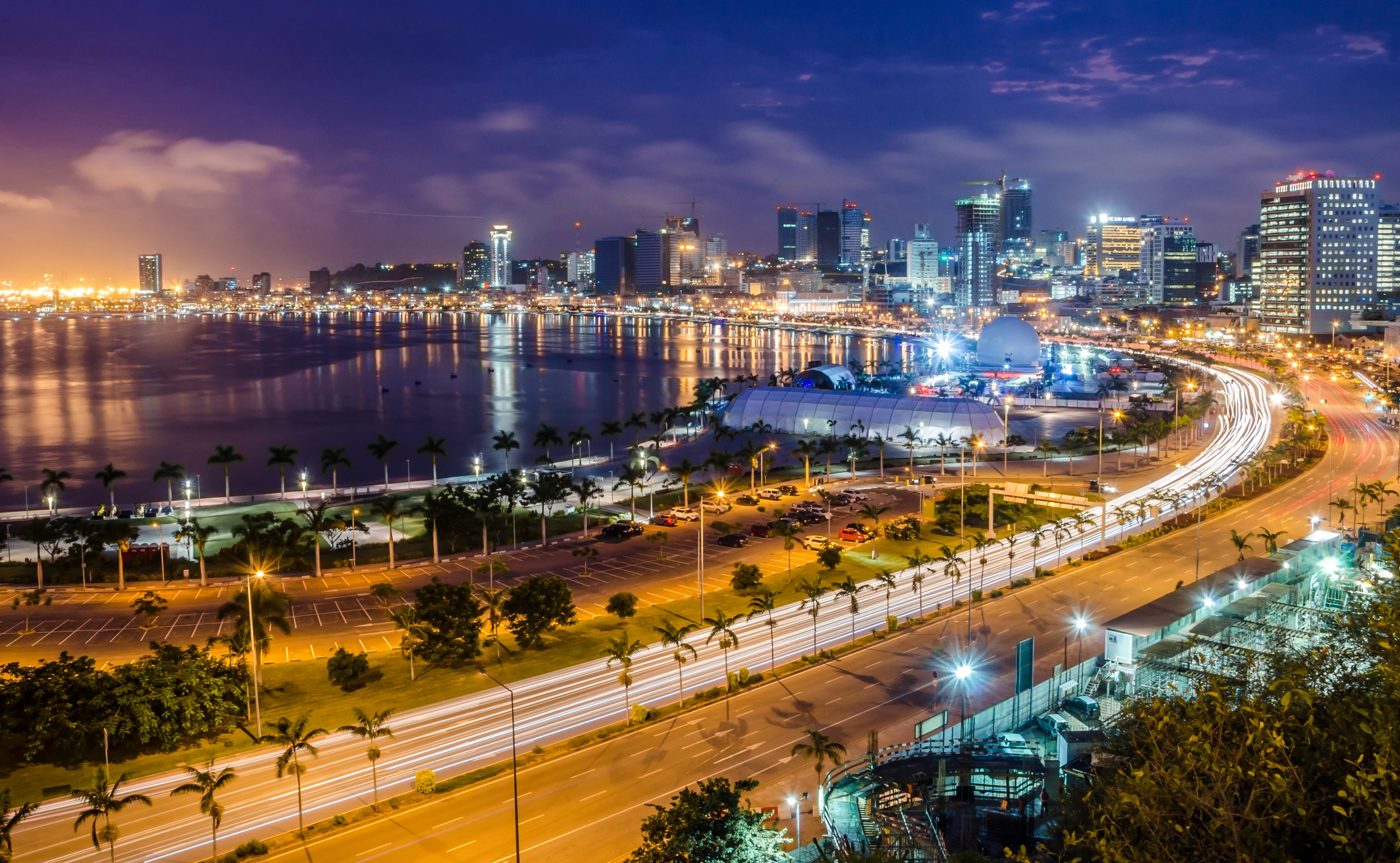 Vy över stad i Angola på natten