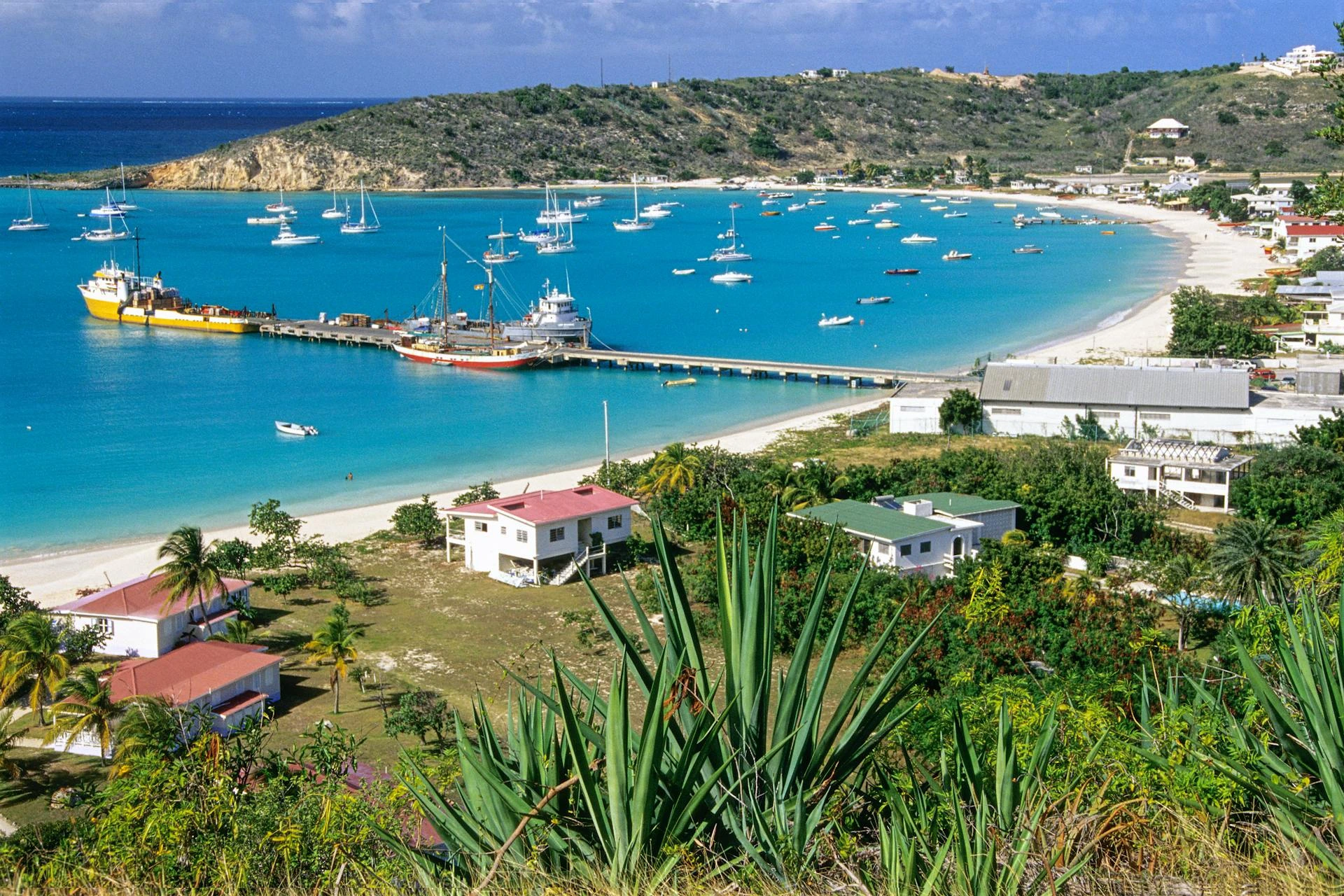 Seacoast med yachter och segelbåtar på Anguilla
