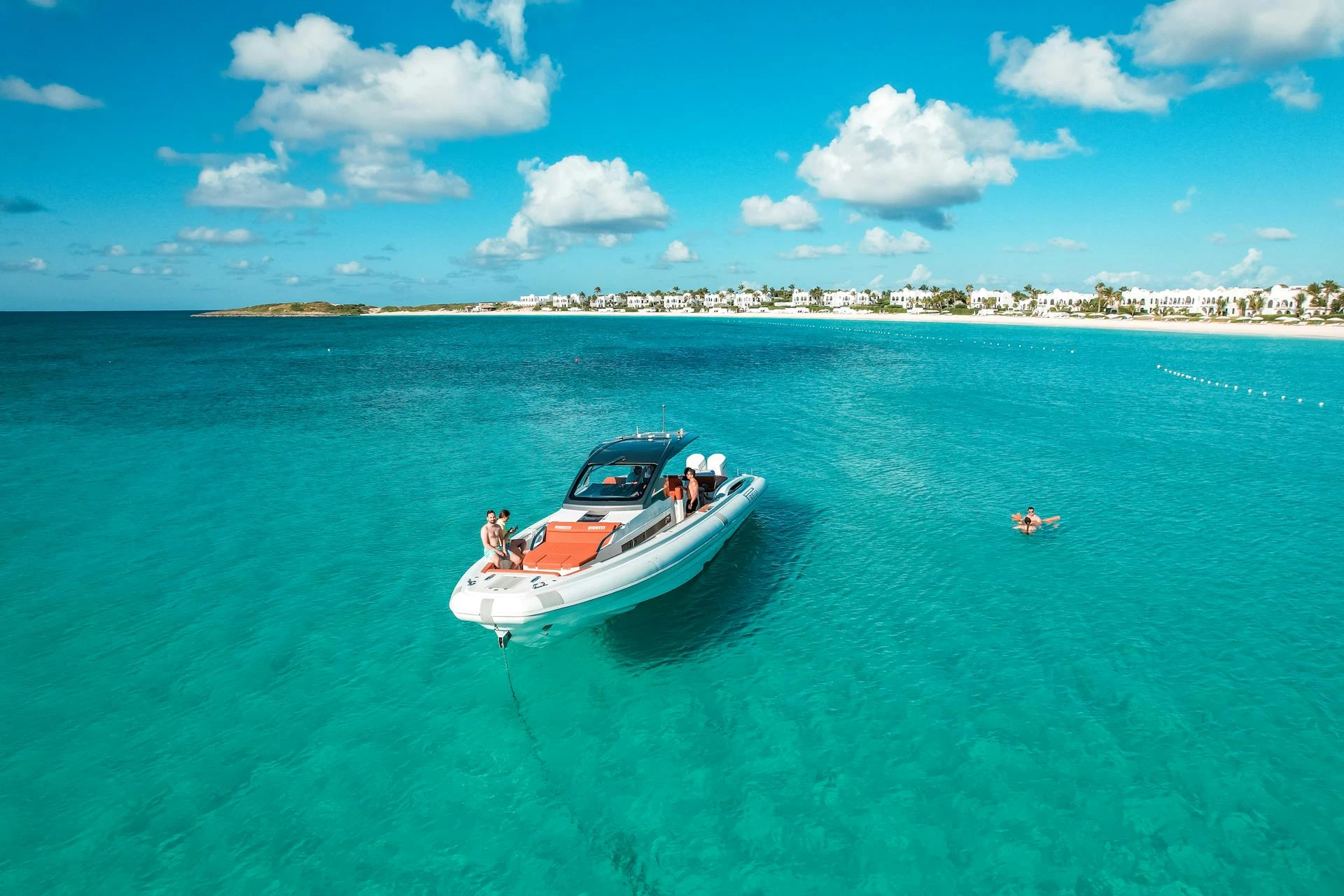 Motorbåt i Maundays Bay, Anguilla