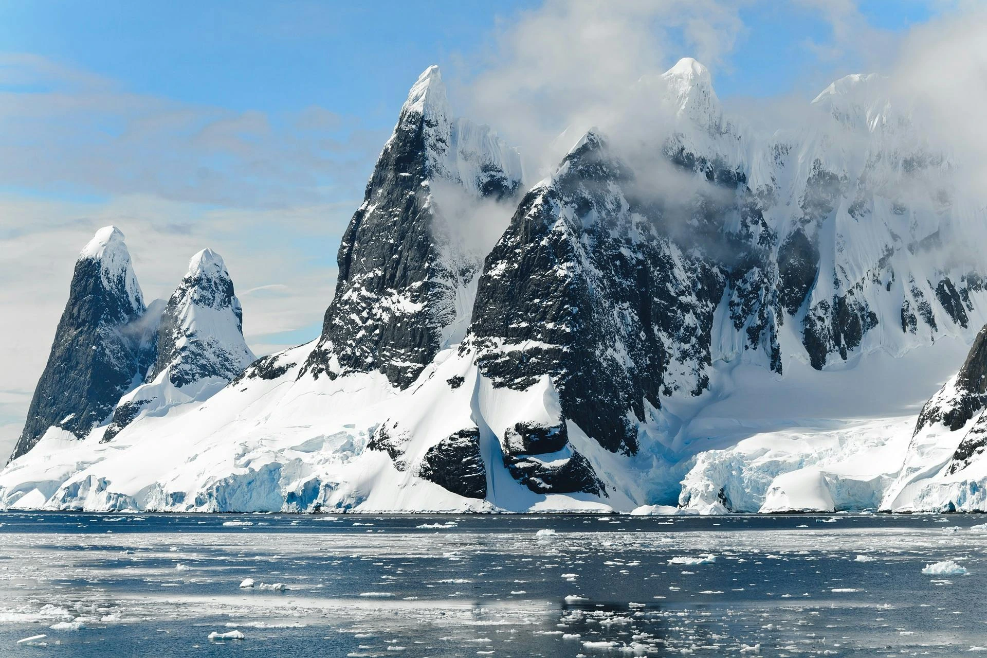Berg täckt av vit snö i Antarktis