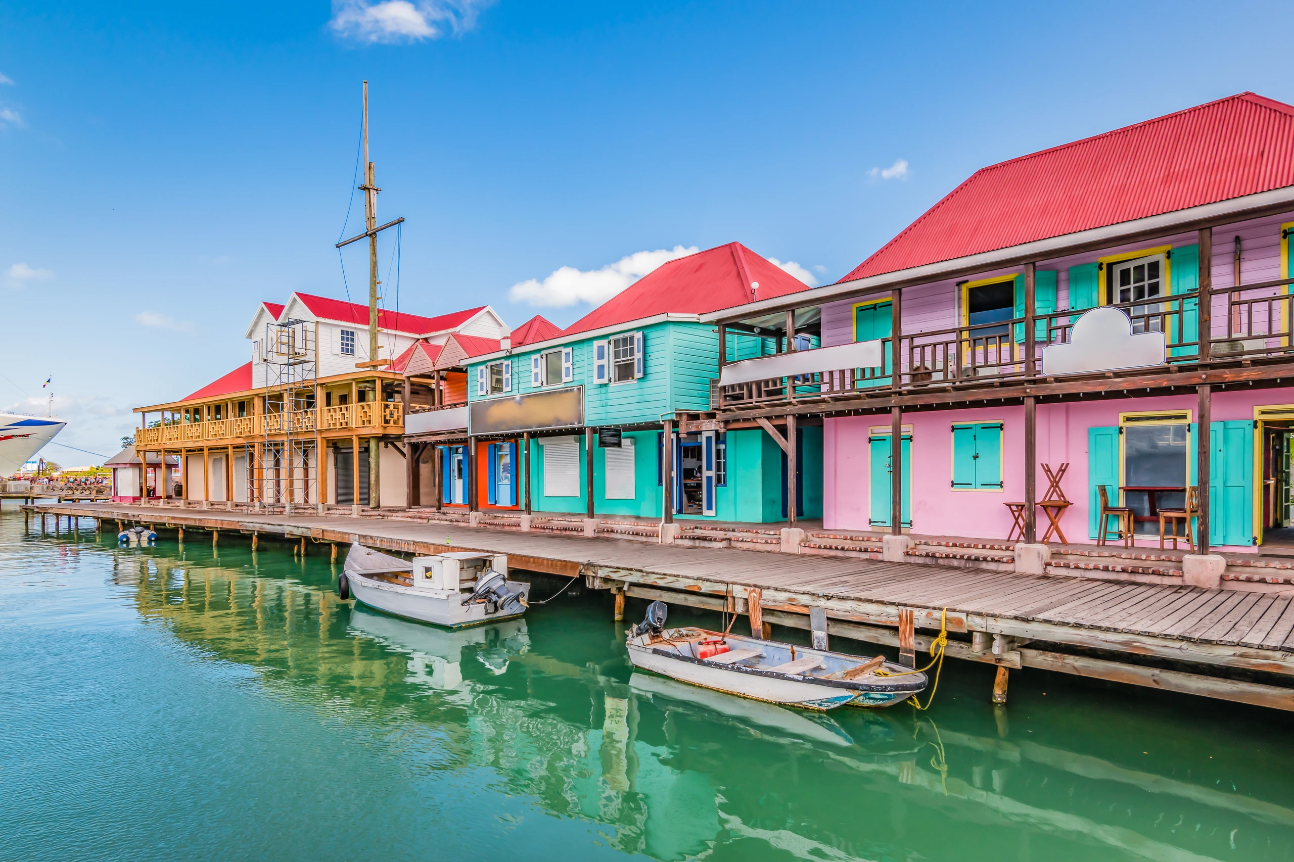 Färgglada byggnader i St John's, Antigua och Barbuda
