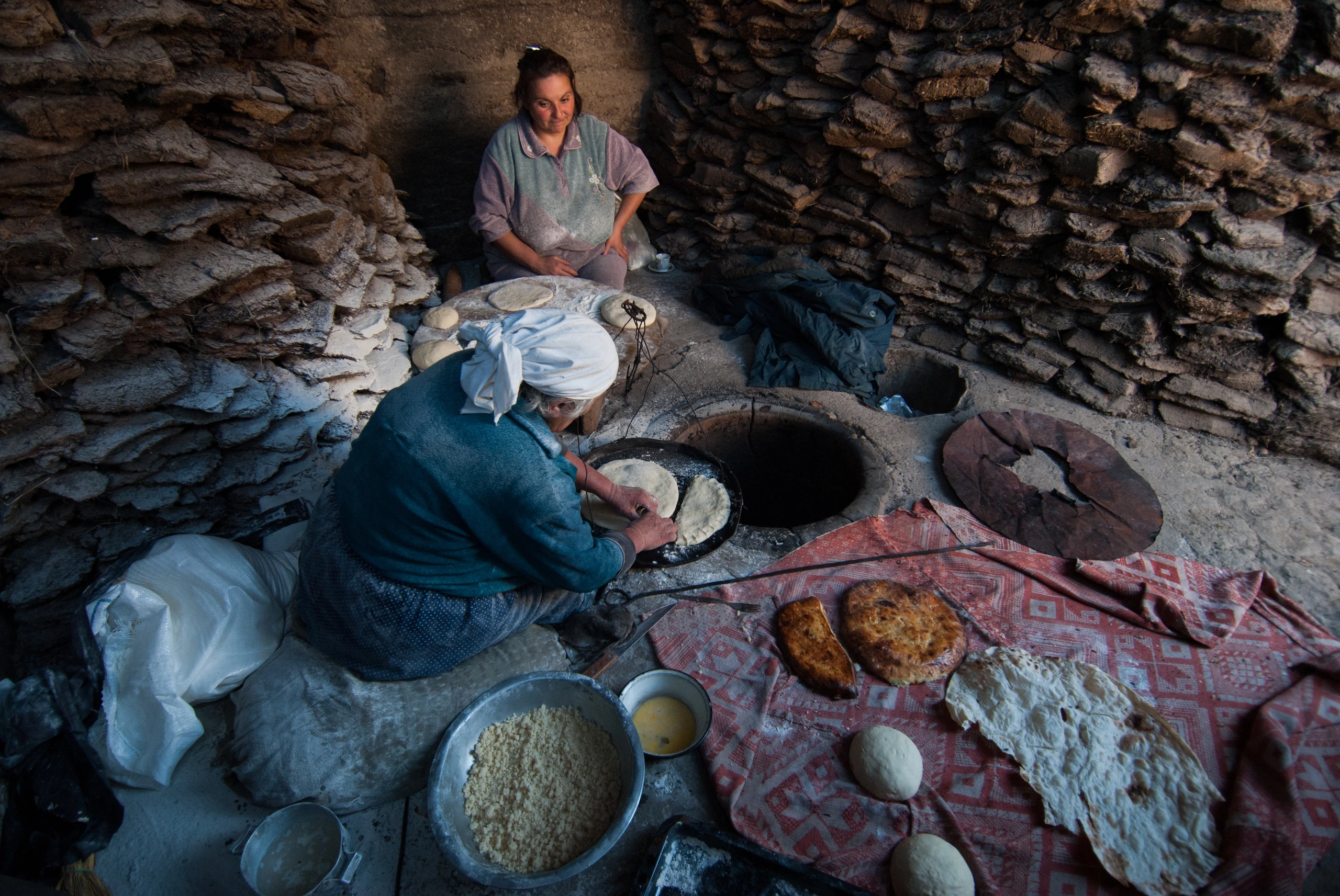 Armeniska kvinnor bakar lavash, Armenien