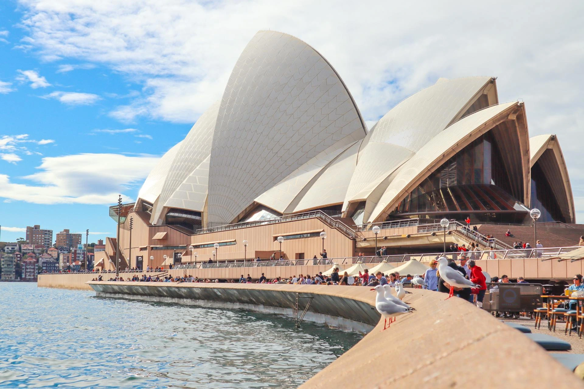 Människor utanför Sydney Opera House, Australien