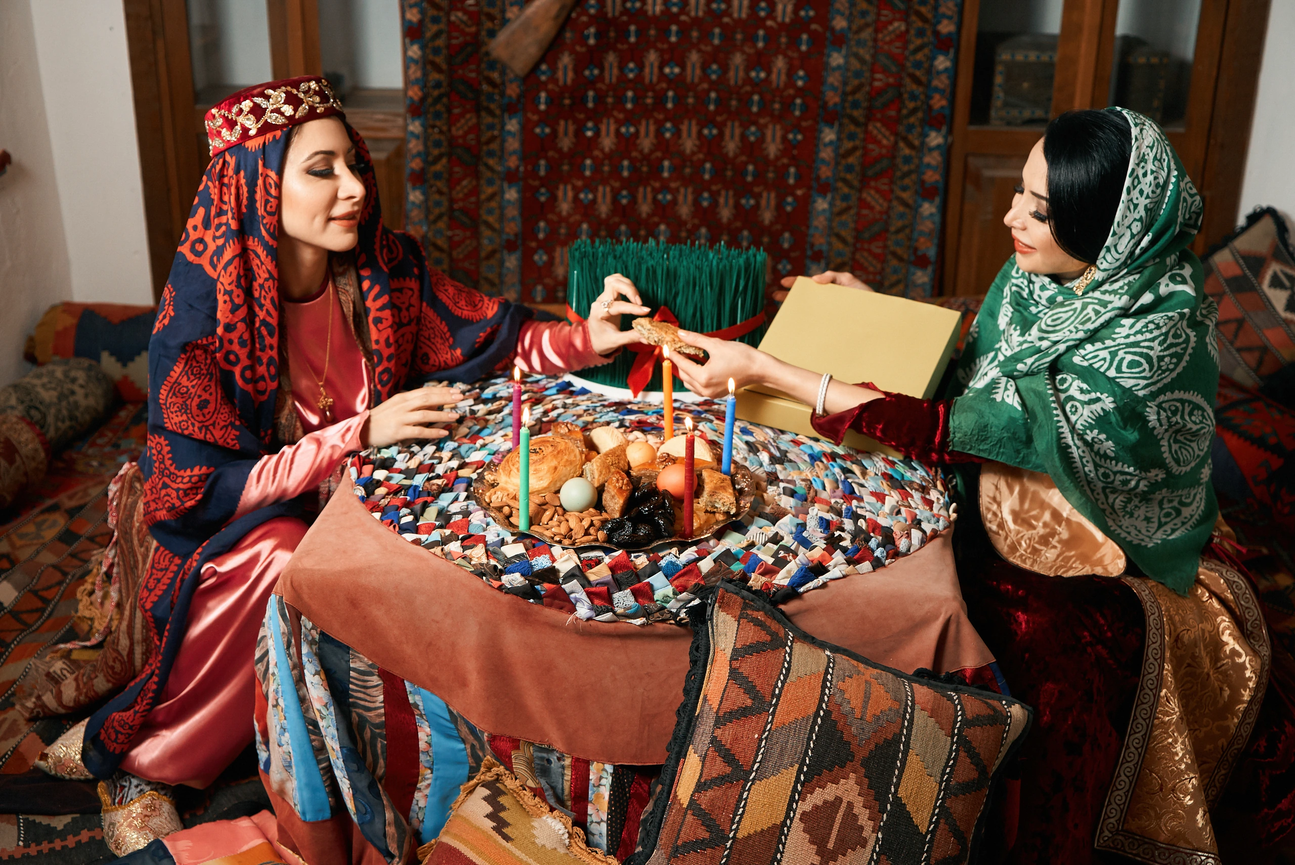 Vackra azeriska kvinnor med novruz bricka, Azerbajdzjan