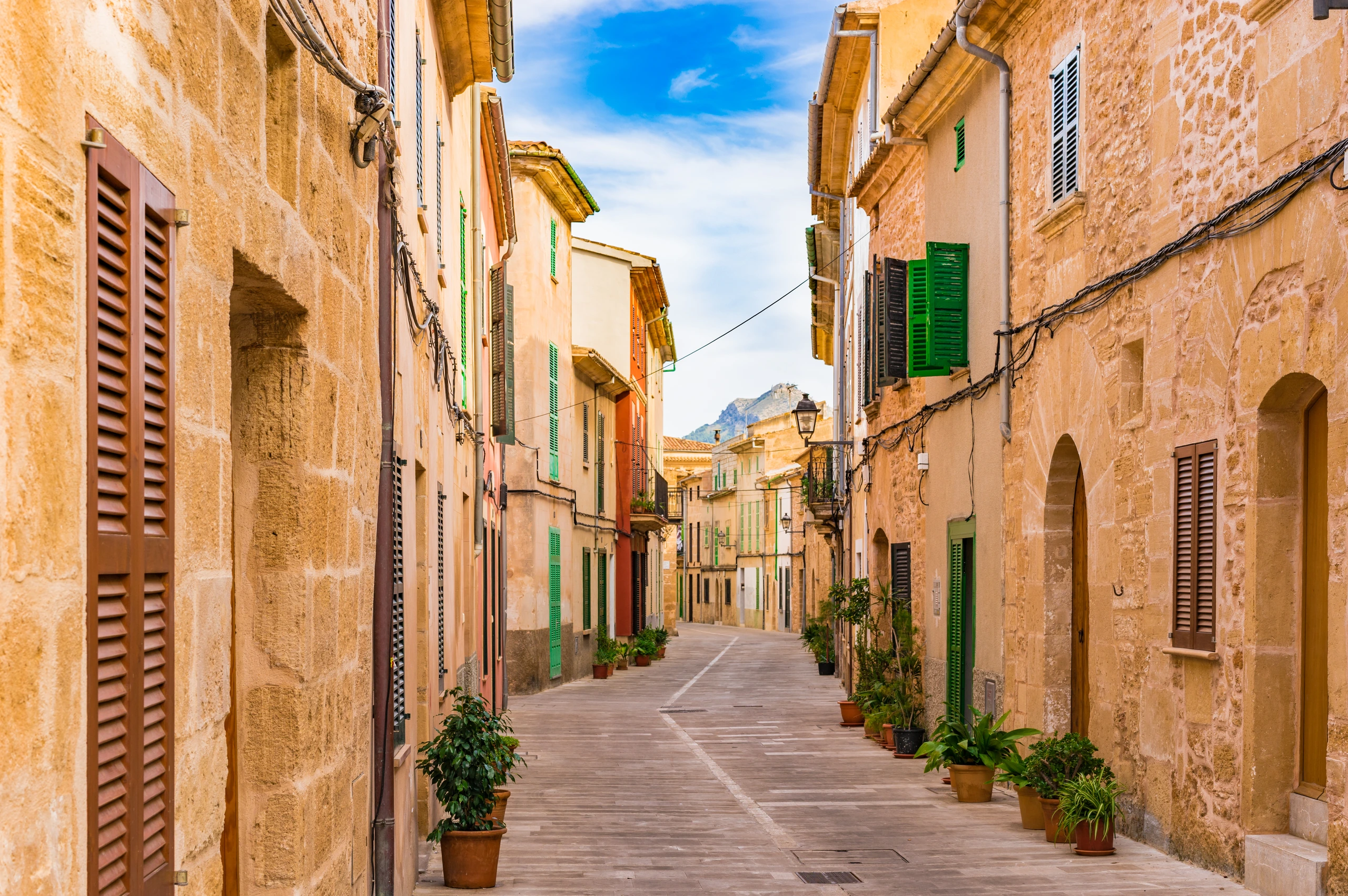 Idyllisk gata i Alcúdia, Mallorca, Baleariska öarna