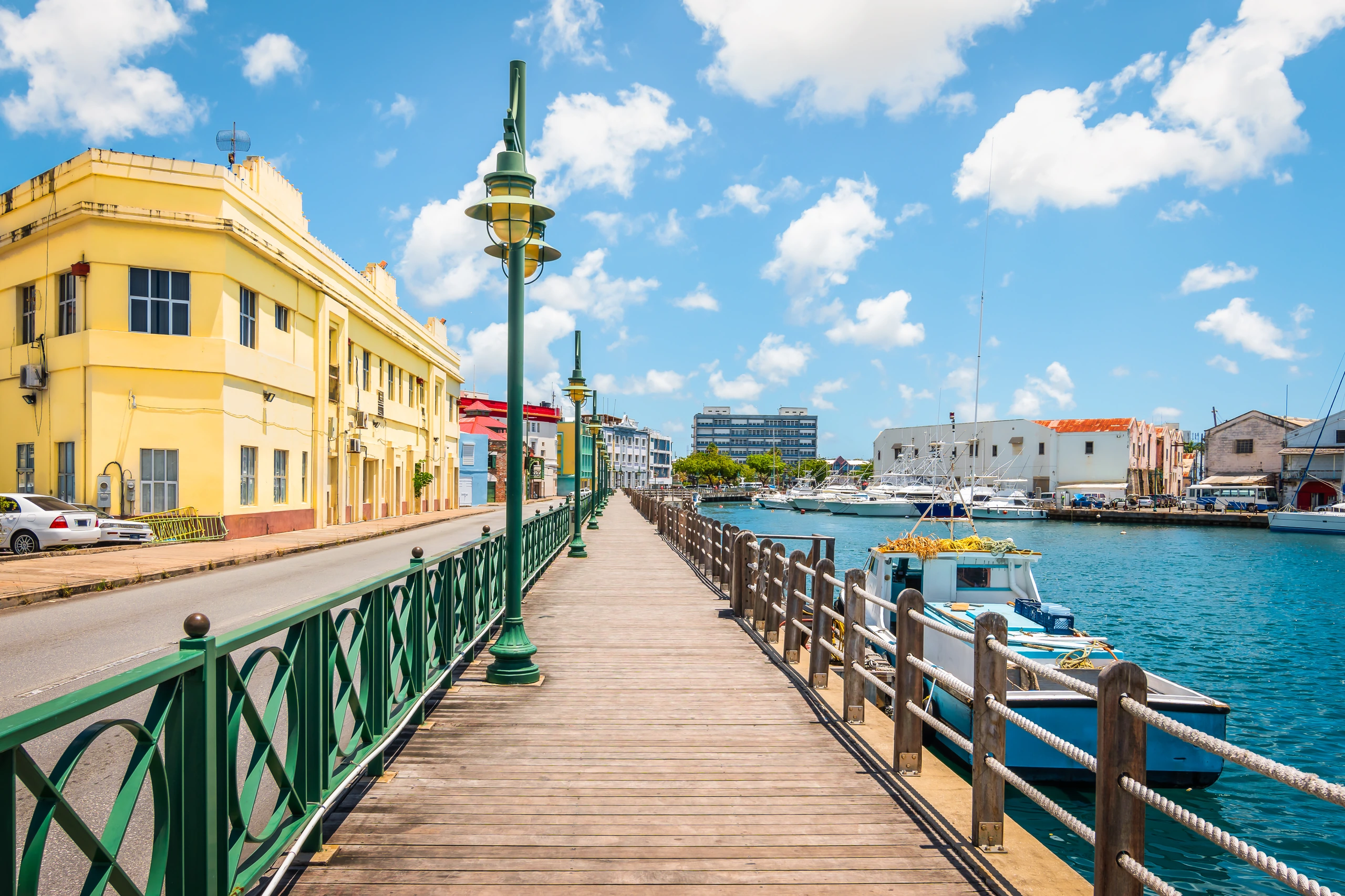 Strandpromenaden vid Småbåts hamnen i Bridgetown, Barbados