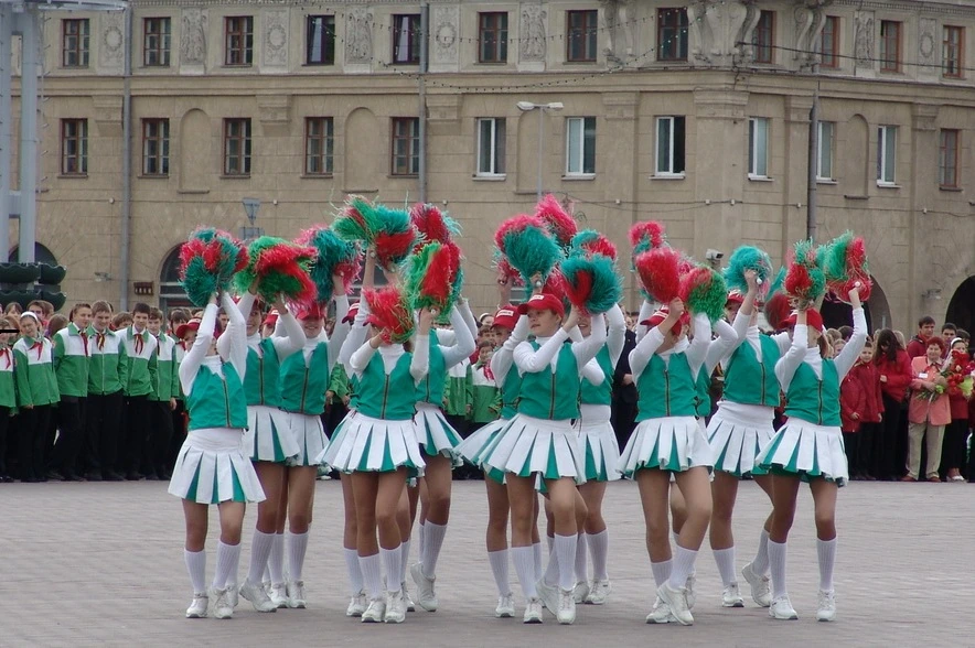 Cheerleaders hälsar pionjärer i Belarus
