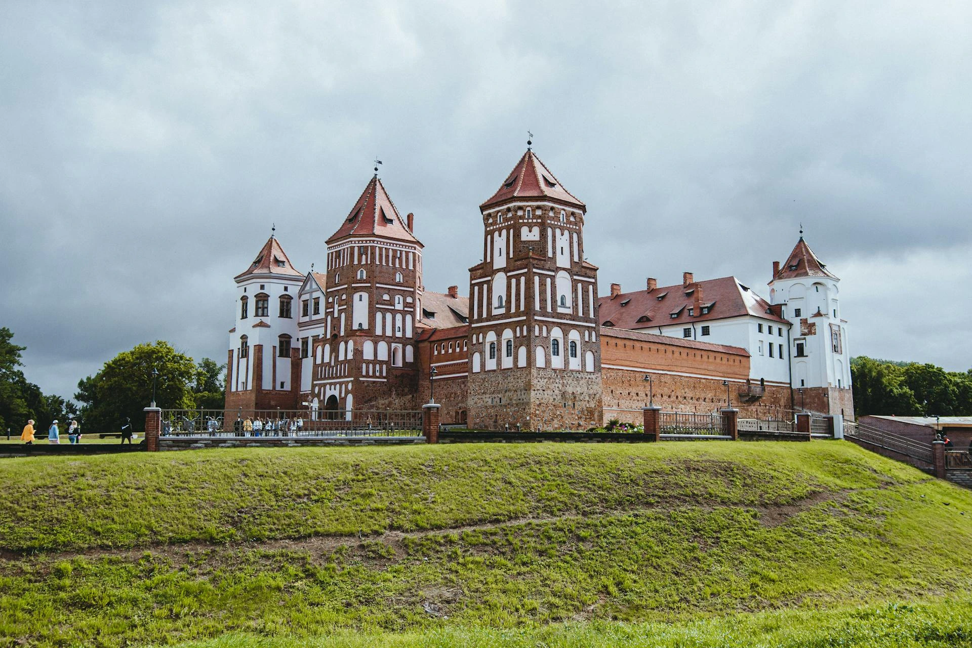 Mir Castle Complex på grön gräsmatta, Belarus