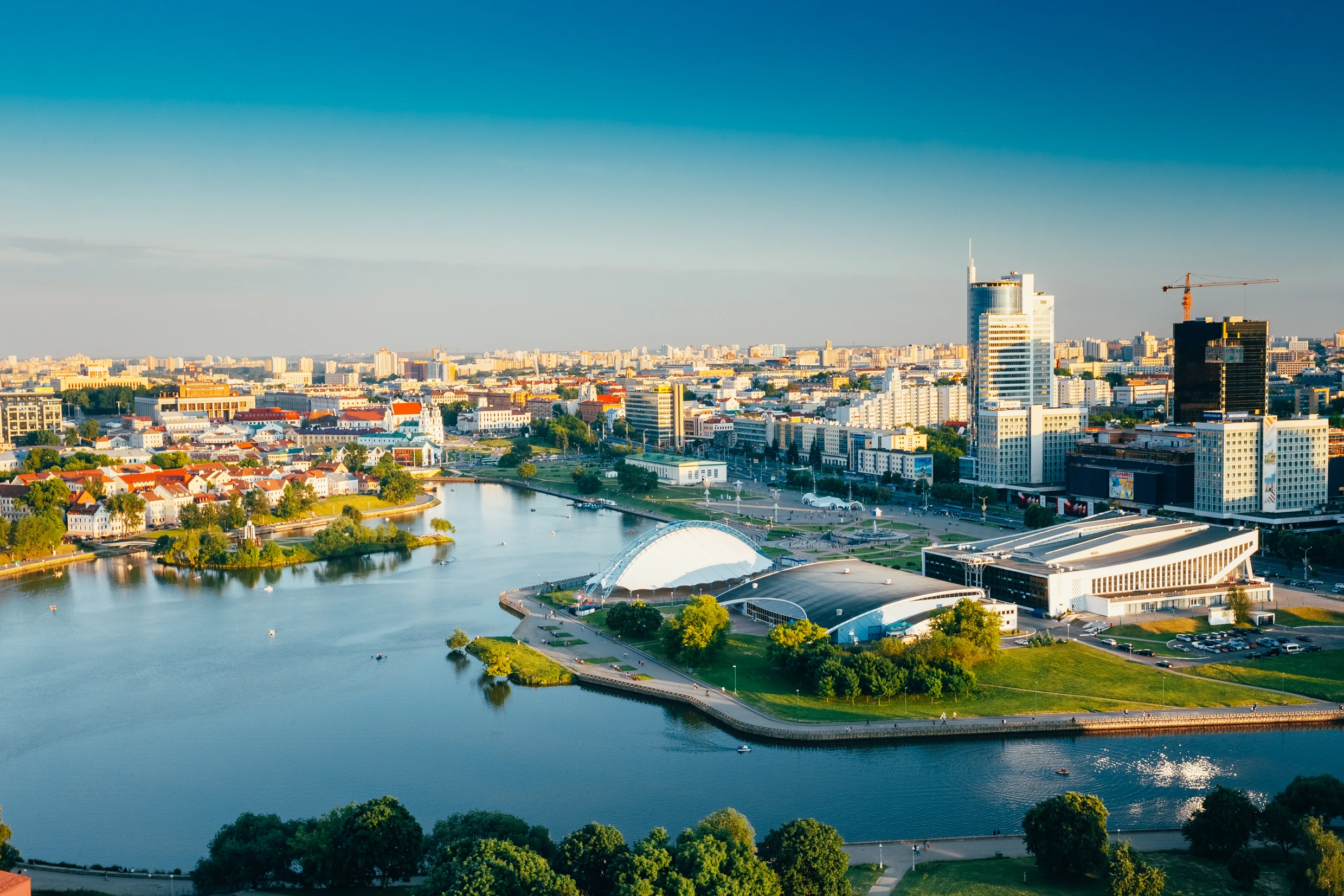 Stadsbild av Minsk vid solnedgång, Belarus