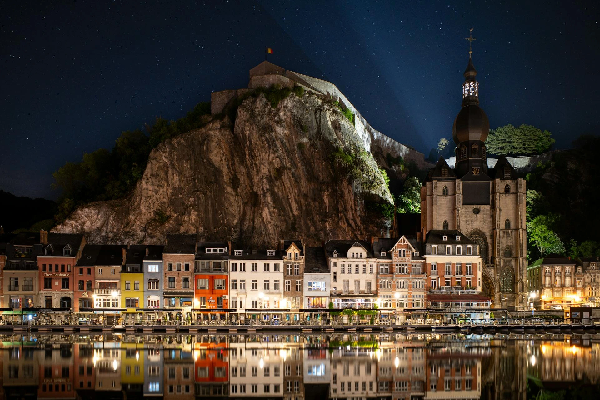 Nattvy över Dinant citadell och kyrka, Belgien