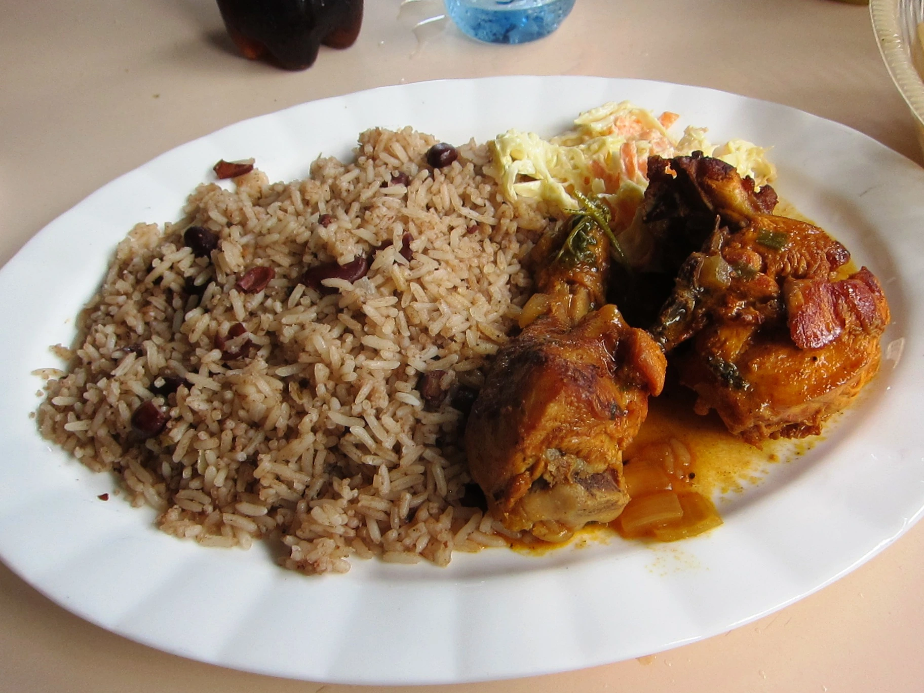 Ris och bönor med kyckling och potatissallad, Belize