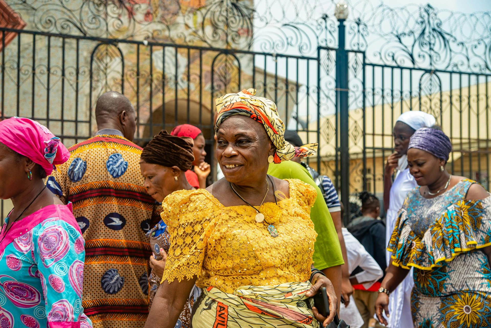 Människor i traditionella kläder, Benin