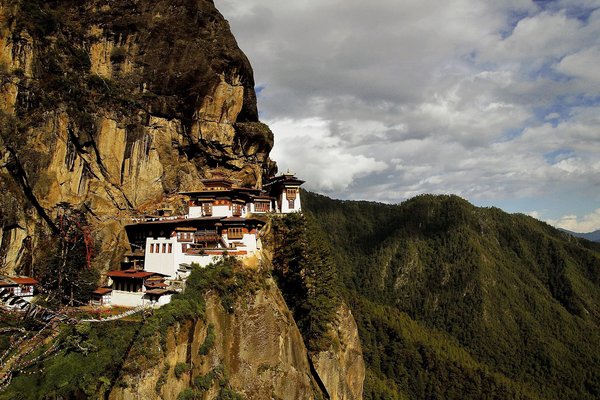 Tempelkloster på klippan i Bhutan