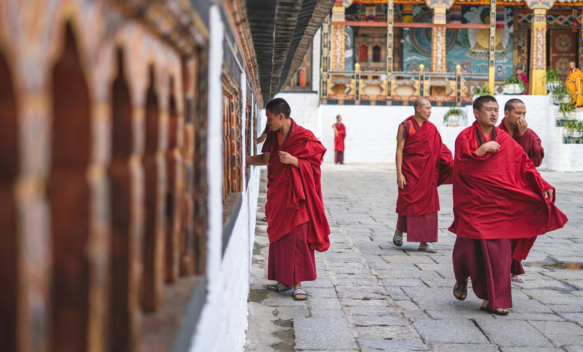 Munkar vid tempel i Bhutan