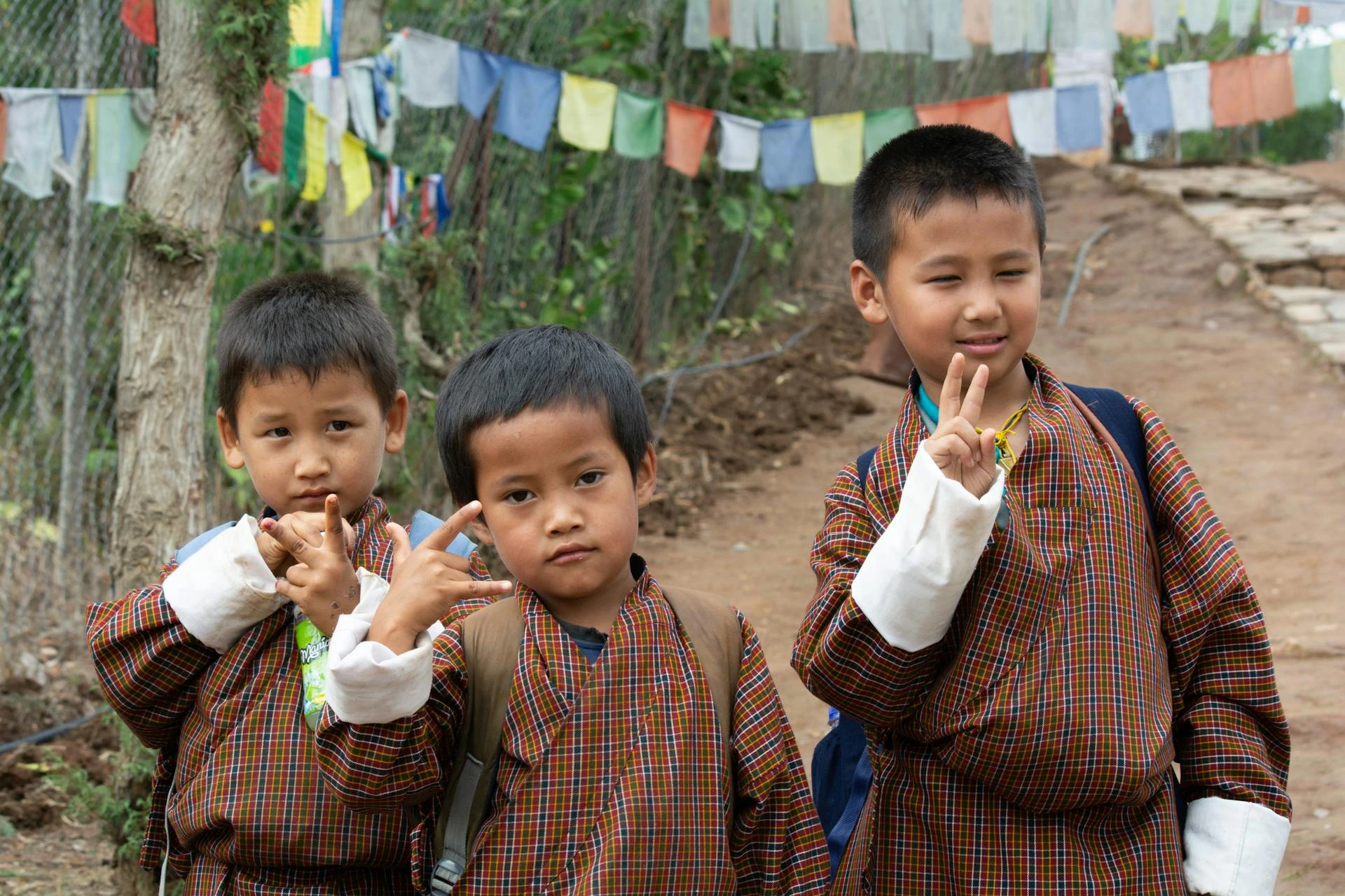 Skolpojkar i Bhutan