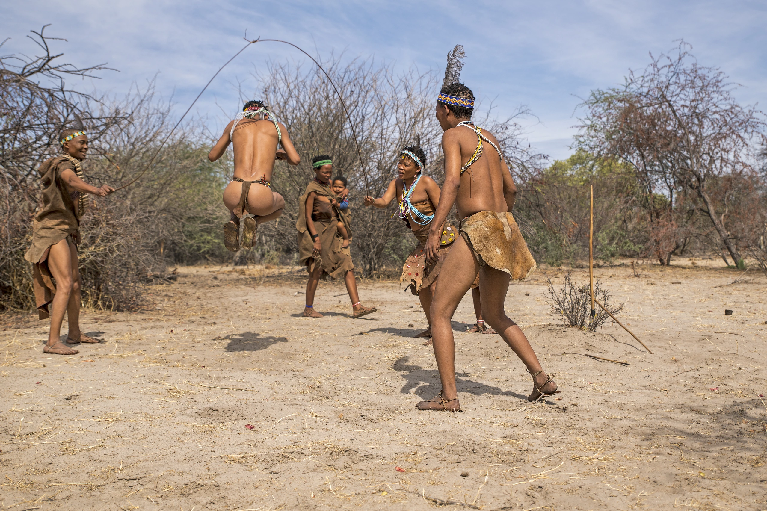 Dansande Bushman i Makgadikgadi, Botswana
