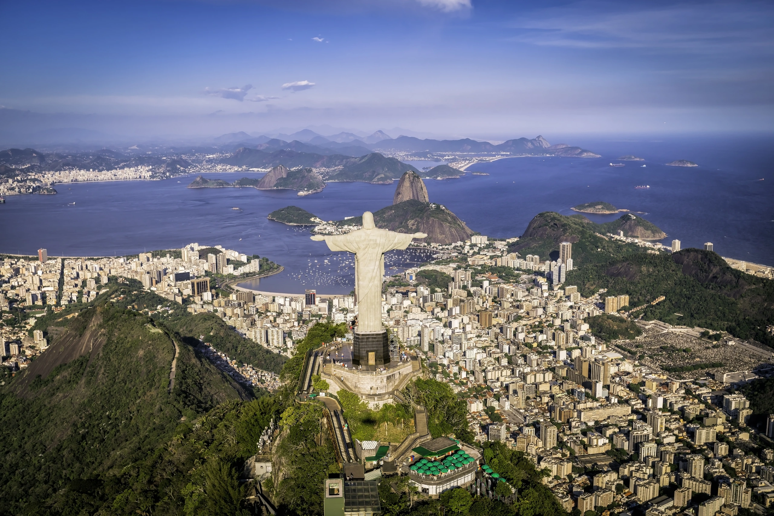 Flygfoto av Kristusstatyn och Botafogo Bay, Brasilien