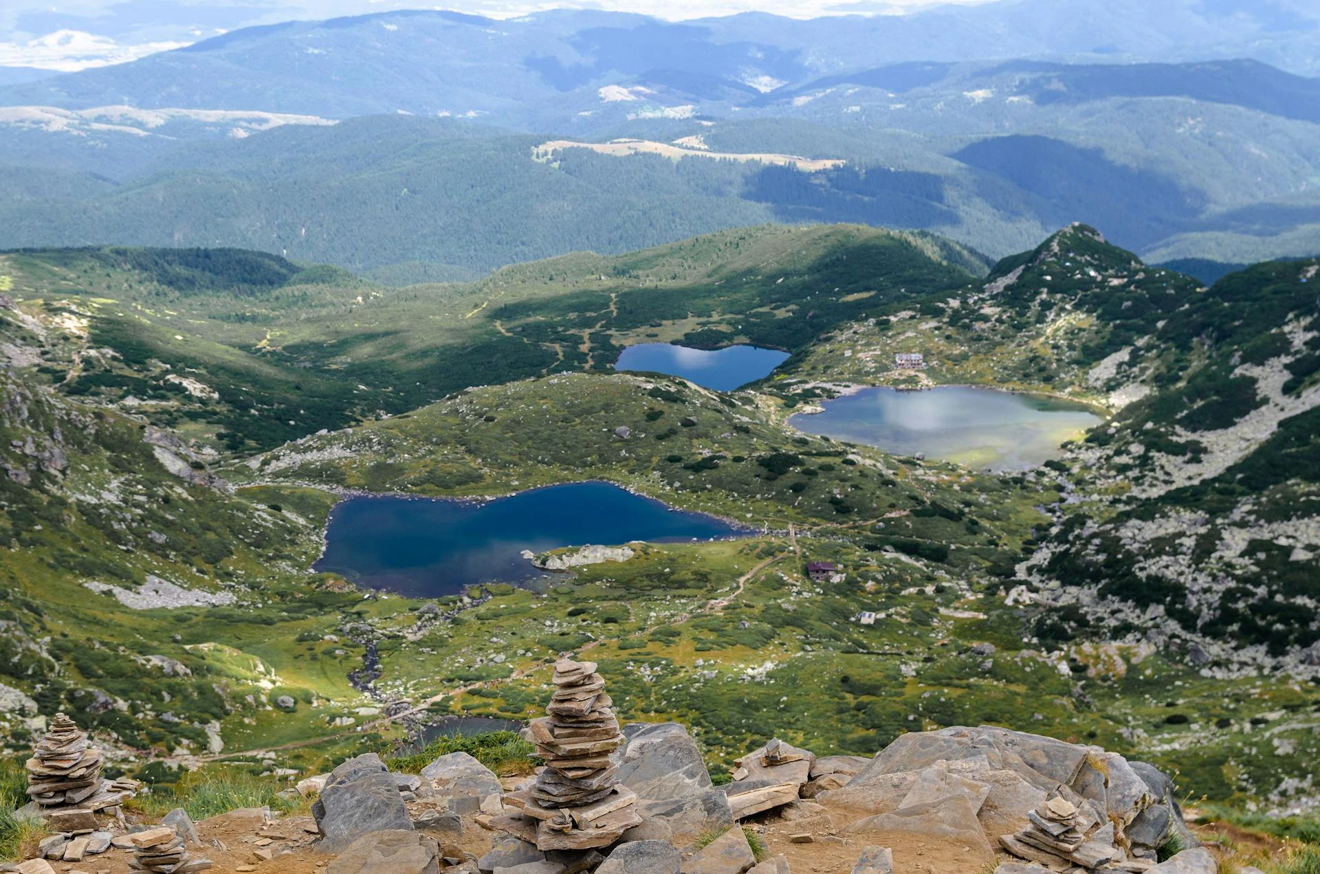 Sjön i en bergsdal i Bulgarien