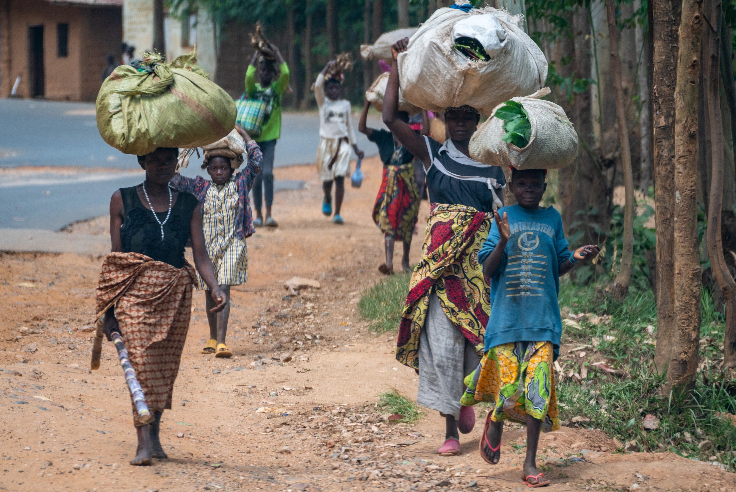 Människor på grusväg i Burundi