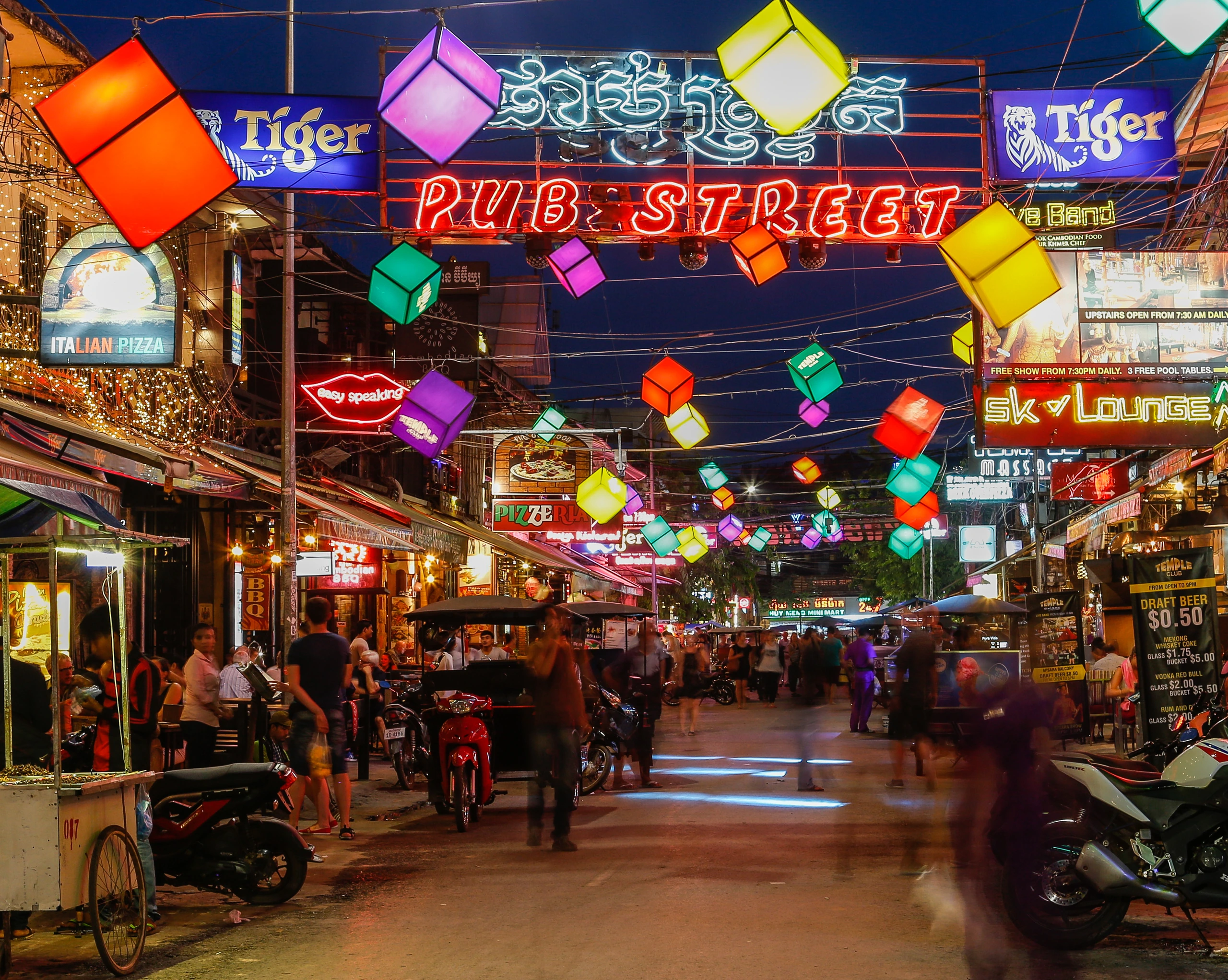 Pub Street i Siem Reap på natten, Kambodja
