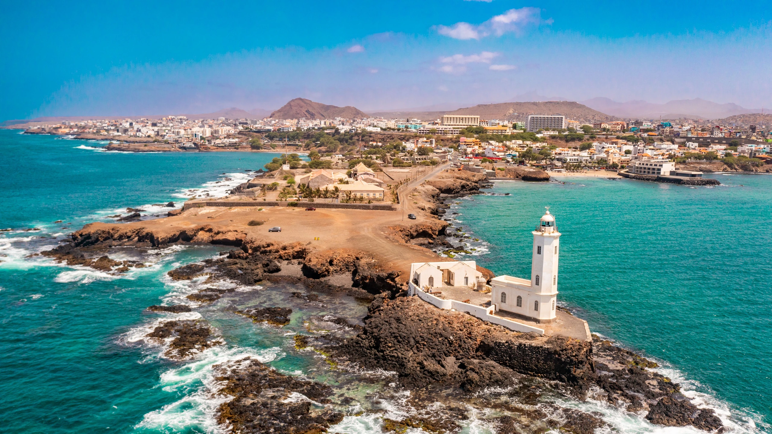 Flygfoto av Praia de Santiago och Praia fyr, Kap Verde