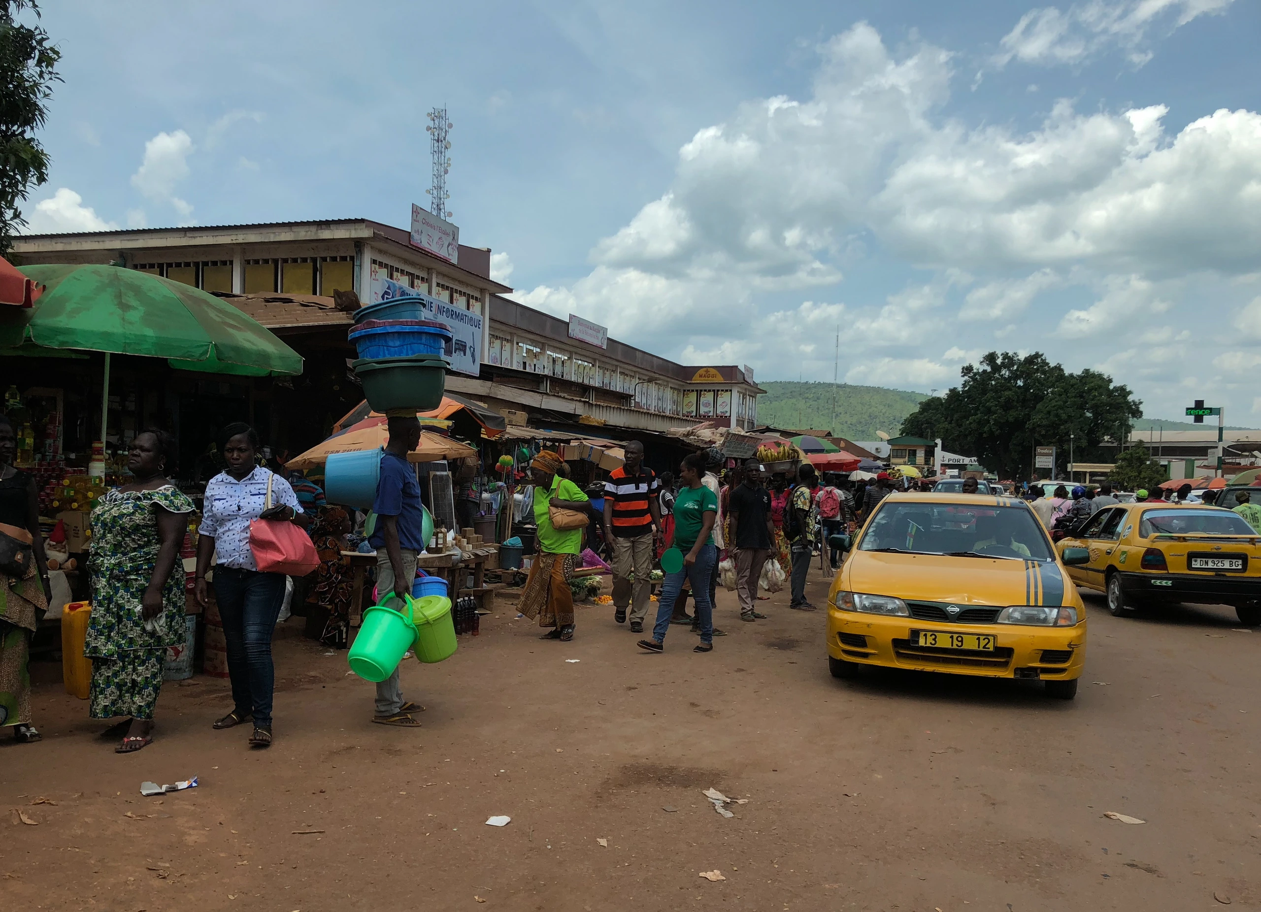 Marknad och taxibilar i Bangui, Centralafrikanska republiken