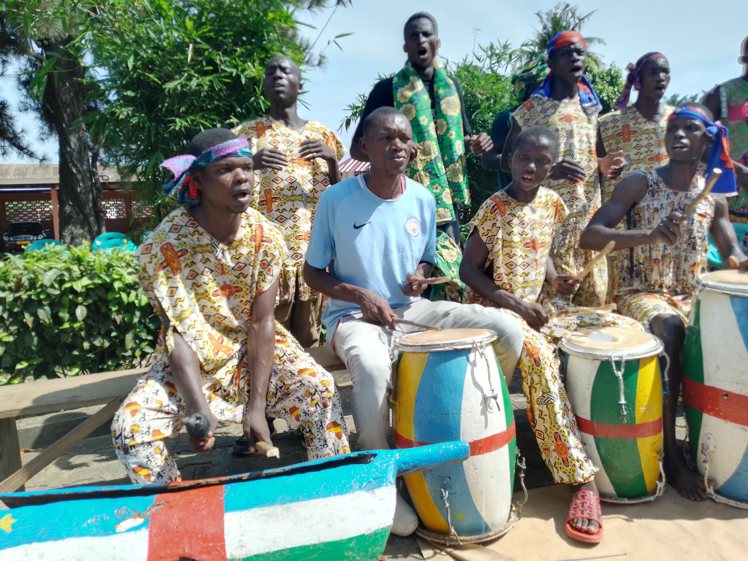 Traditionell dansgrupp i Centralafrikanska republiken