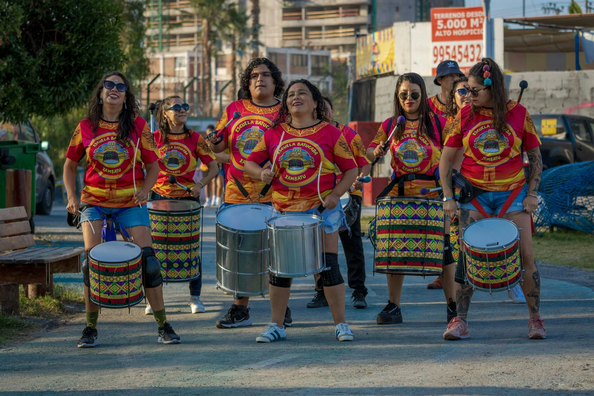 Trummisar spelar på gatan i Chile
