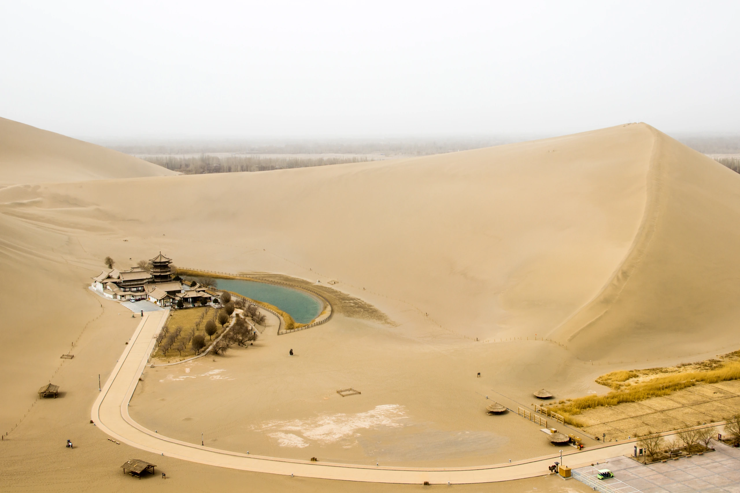 Mingsha Shan och Crescent Moon Lake i Dunhuang, Kina