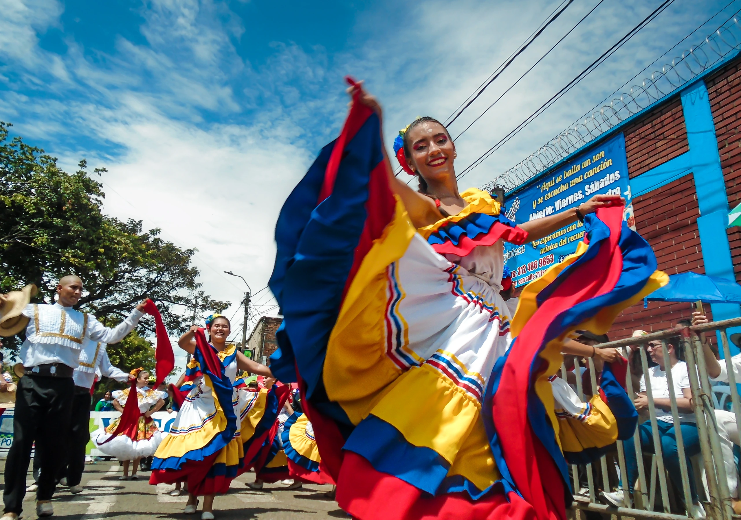 Folklorisk klädsel vid San Pedro-paraden i Neiva, Colombia
