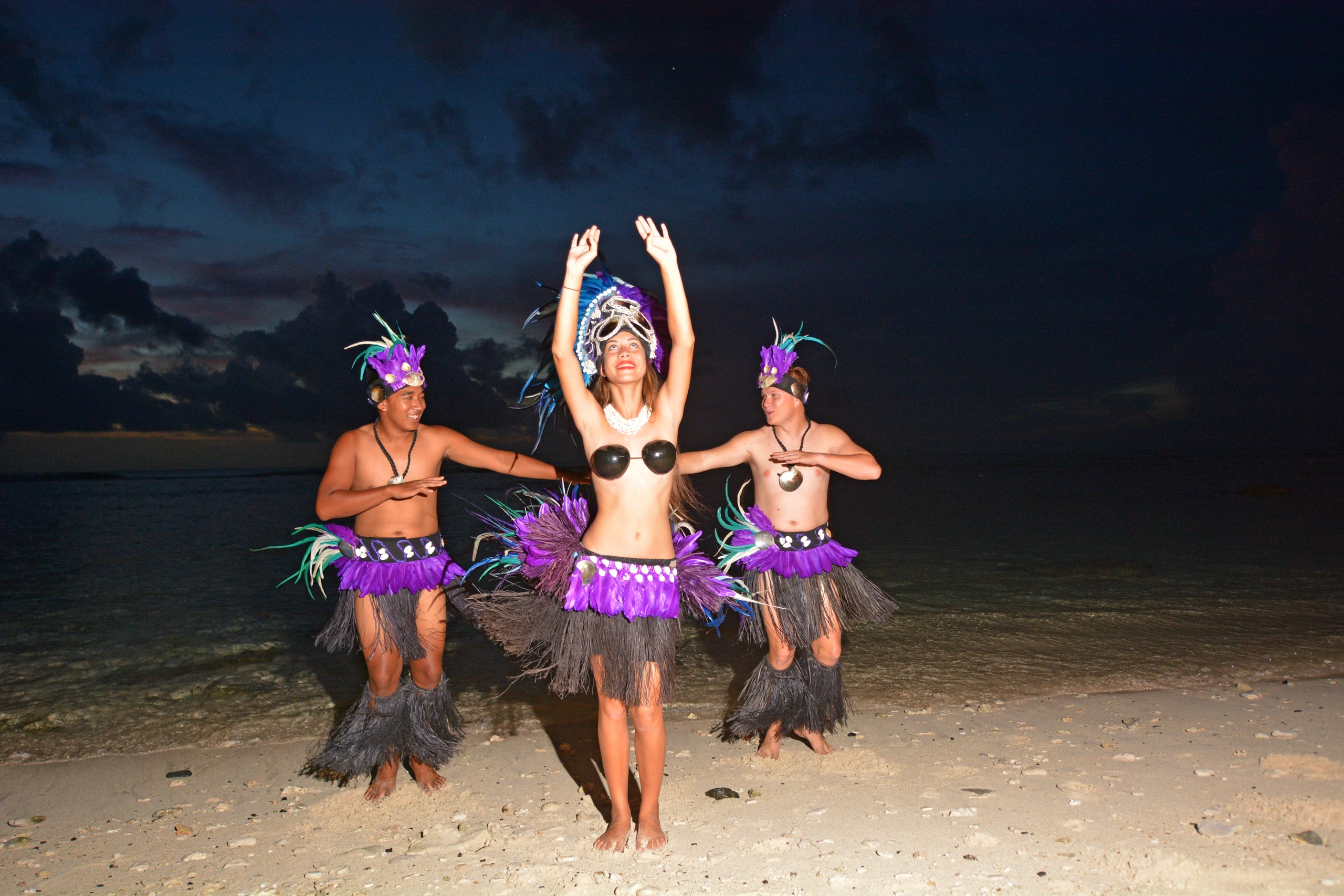 Polynesiska dansare på Muril Beach, Rarotonga, Cooköarna