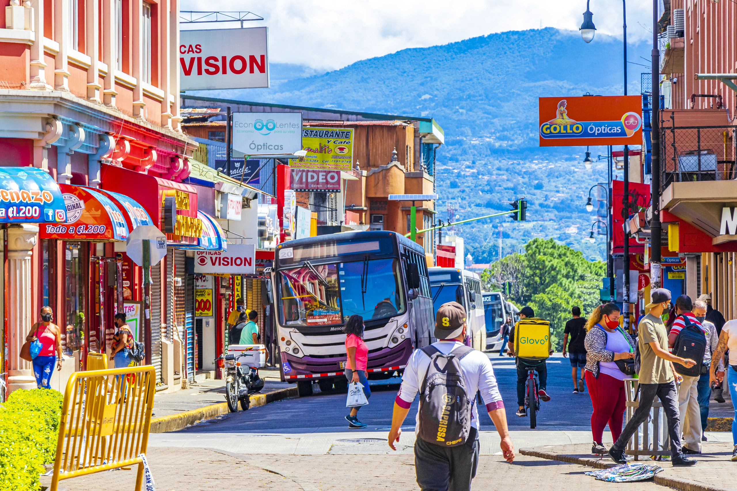 Färgglada bussar i San José, Costa Rica