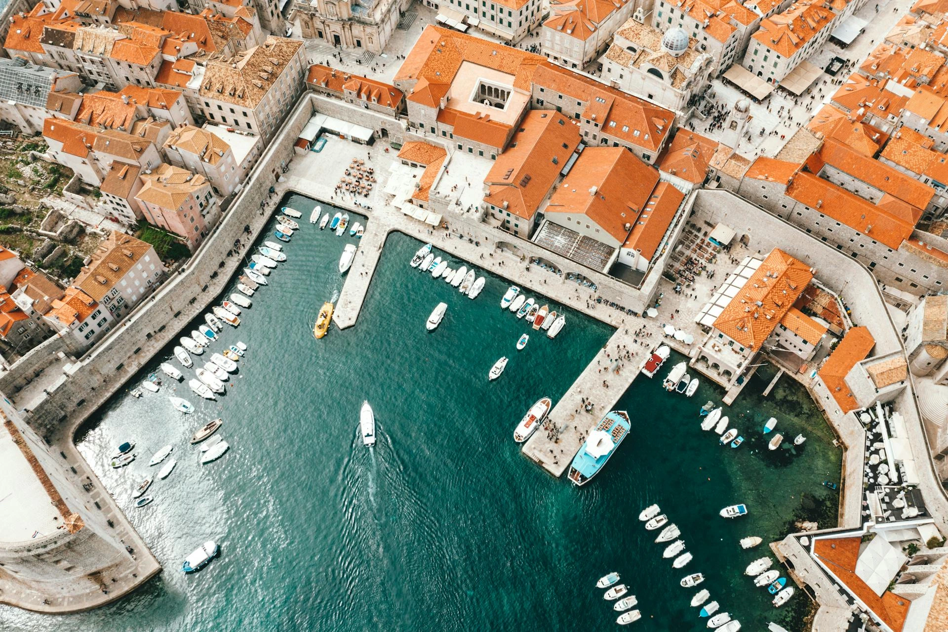 Gamla stadens hamn i Kroatien