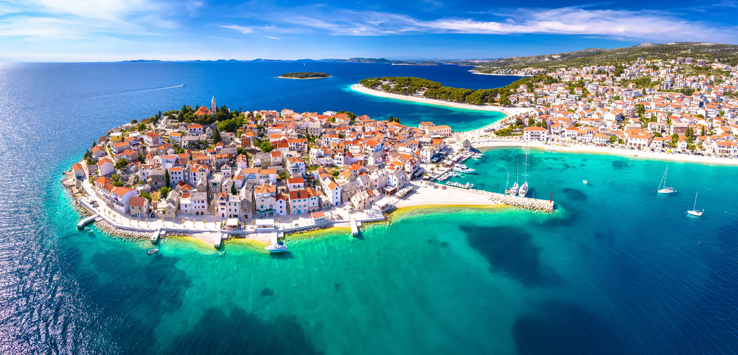 Flygfoto av Primosten och stränderna, Kroatien