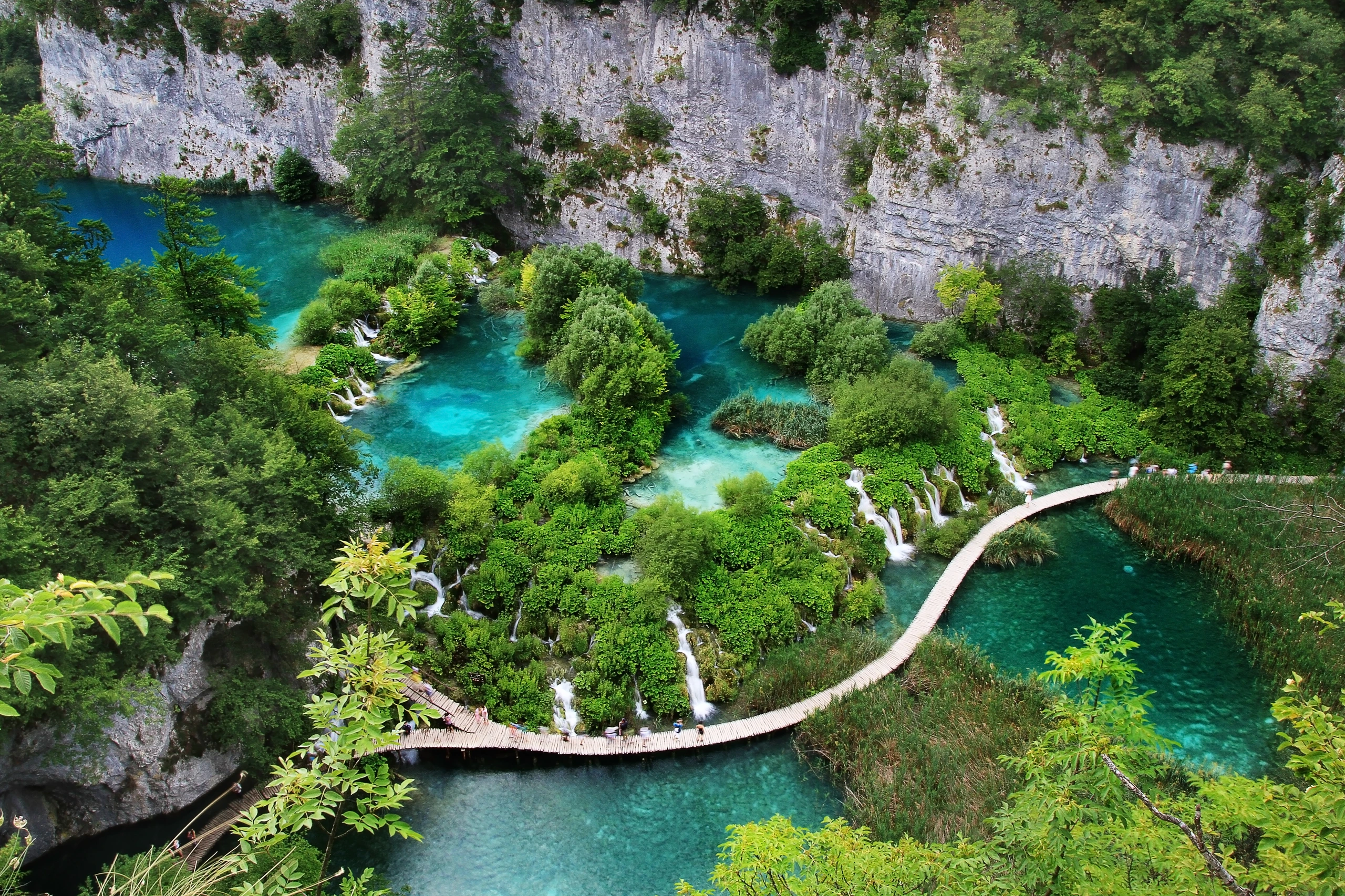 Turkos sjö med vattenfall i Plitvica, Kroatien
