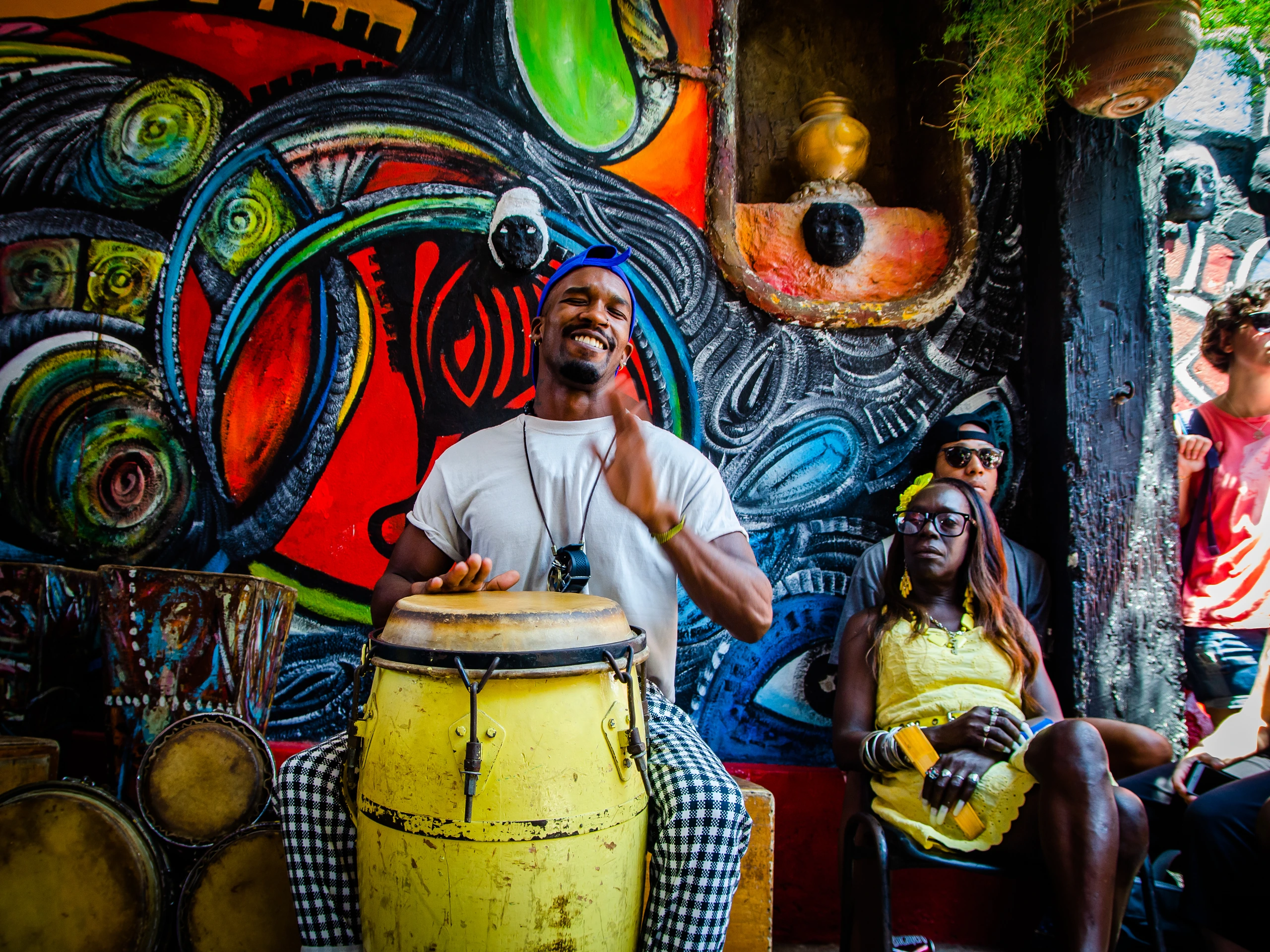 Ung man spelar conga i Hammel Alley, Havanna, Kuba