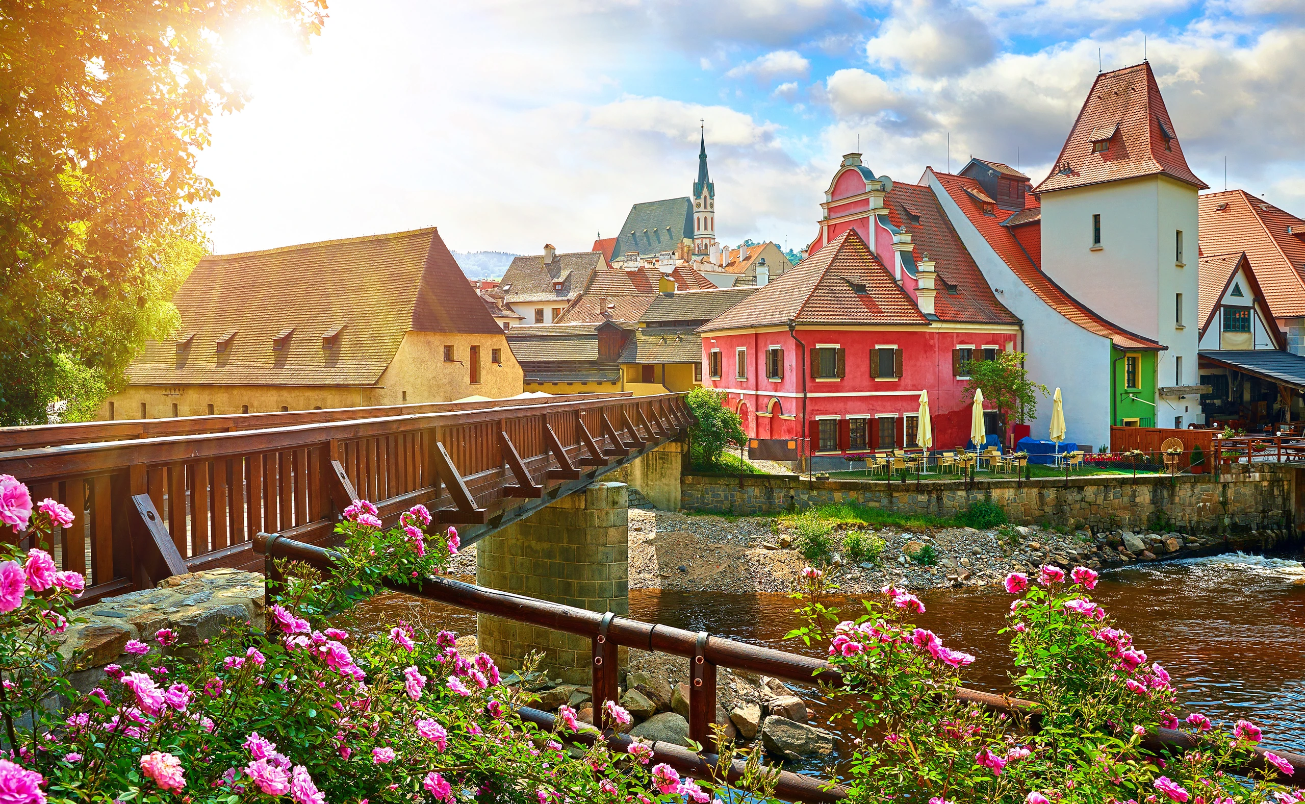 Träbro på floden Vltava, Český Krumlov, Tjeckien
